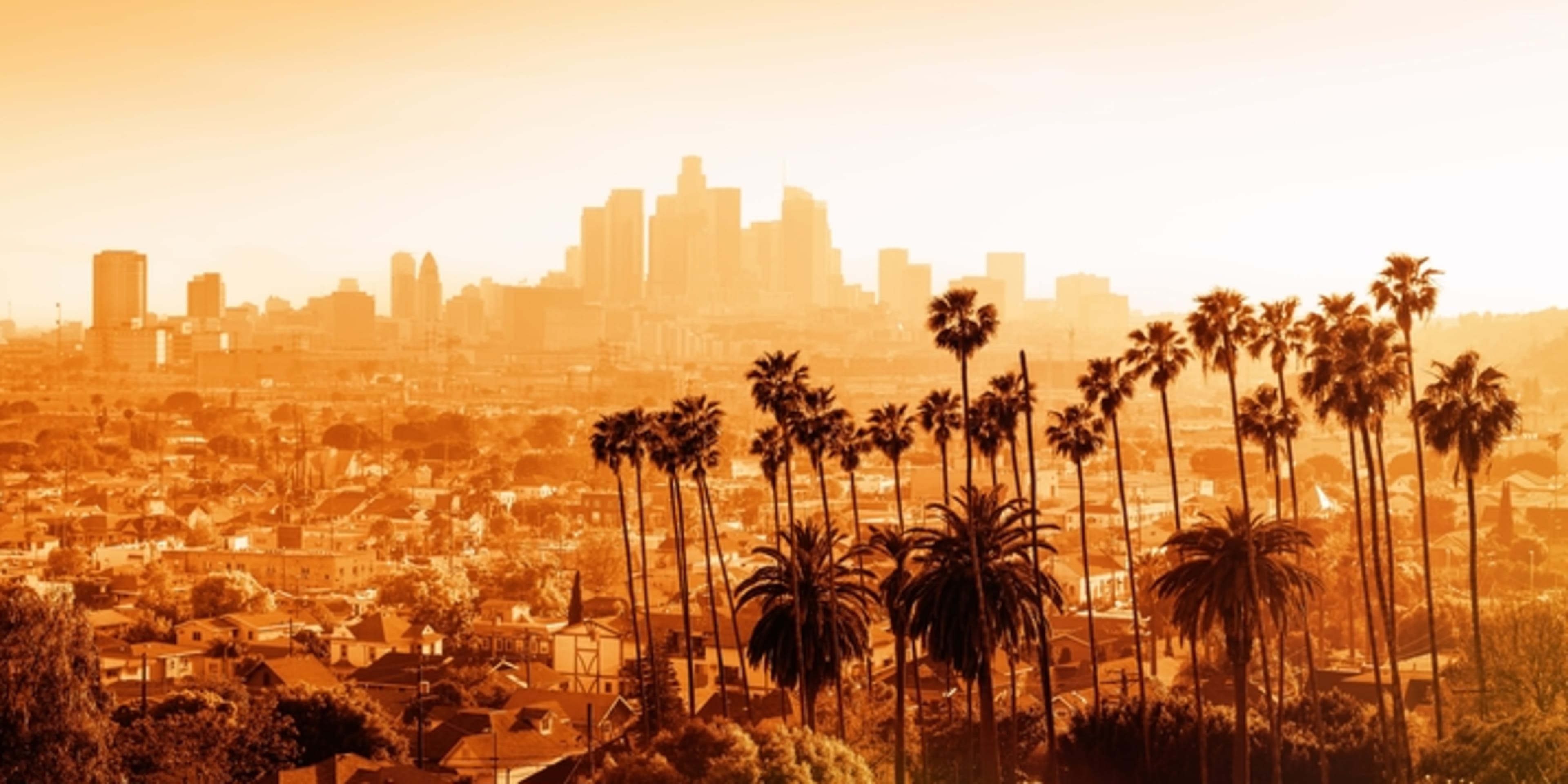 Skyline de Los Ángeles al atardecer en verano.