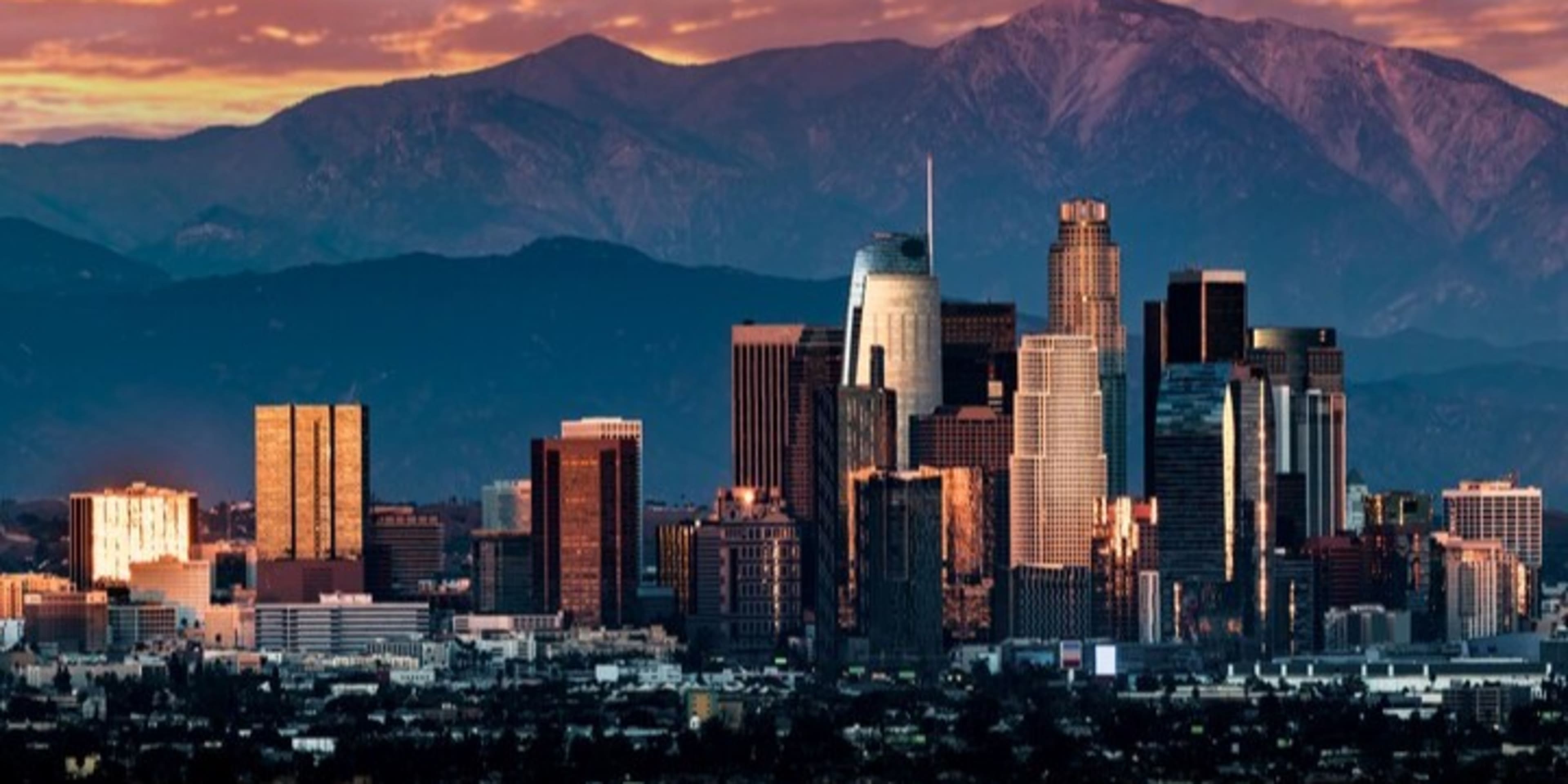 Vista del skyline de Los Ángeles al atardecer. Los Ángeles en septiembre.
