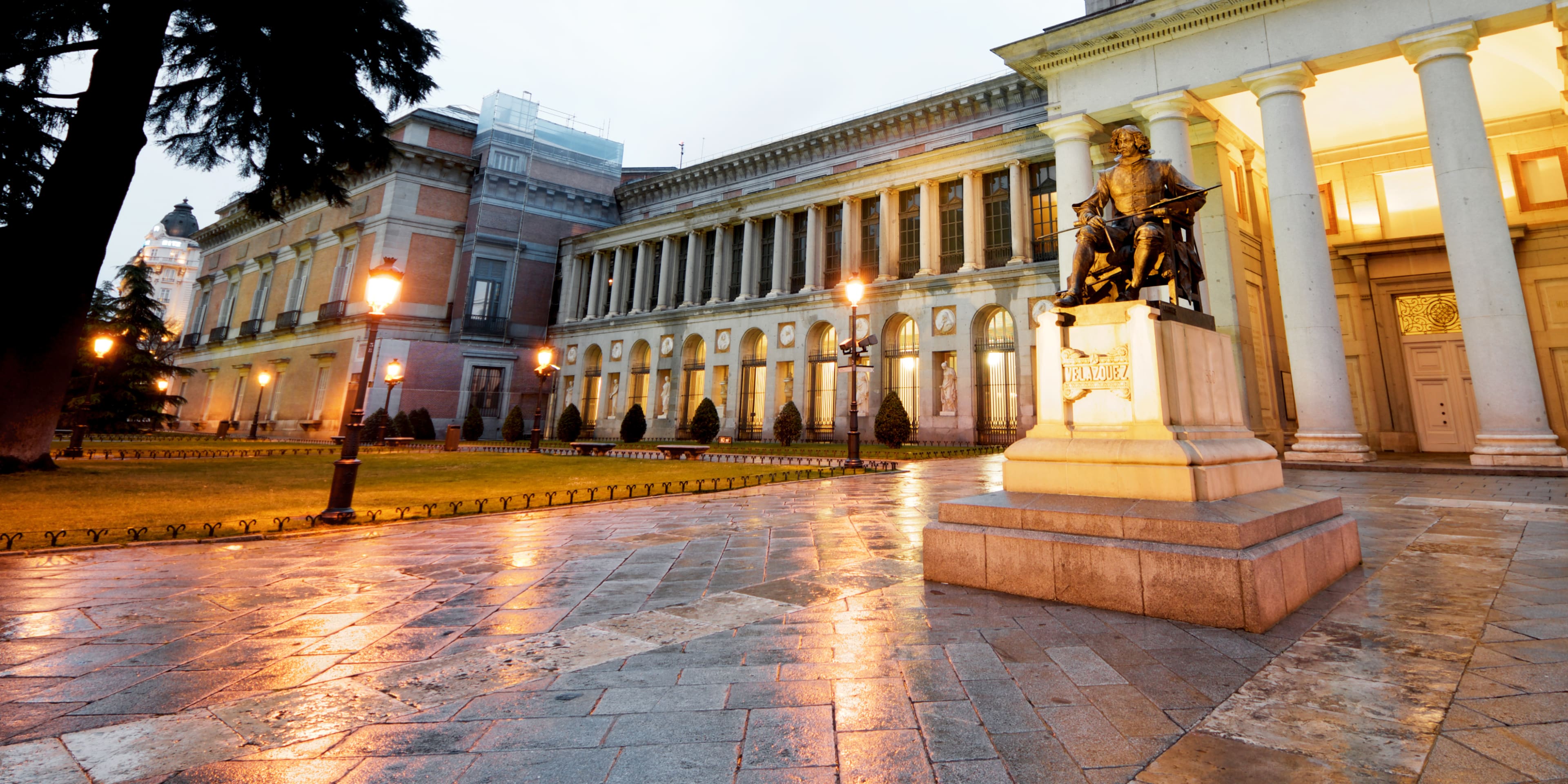 Fachada oeste del Museo del Prado en una tarde lluviosa, Madrid. Planes para días de lluvia en Madrid.