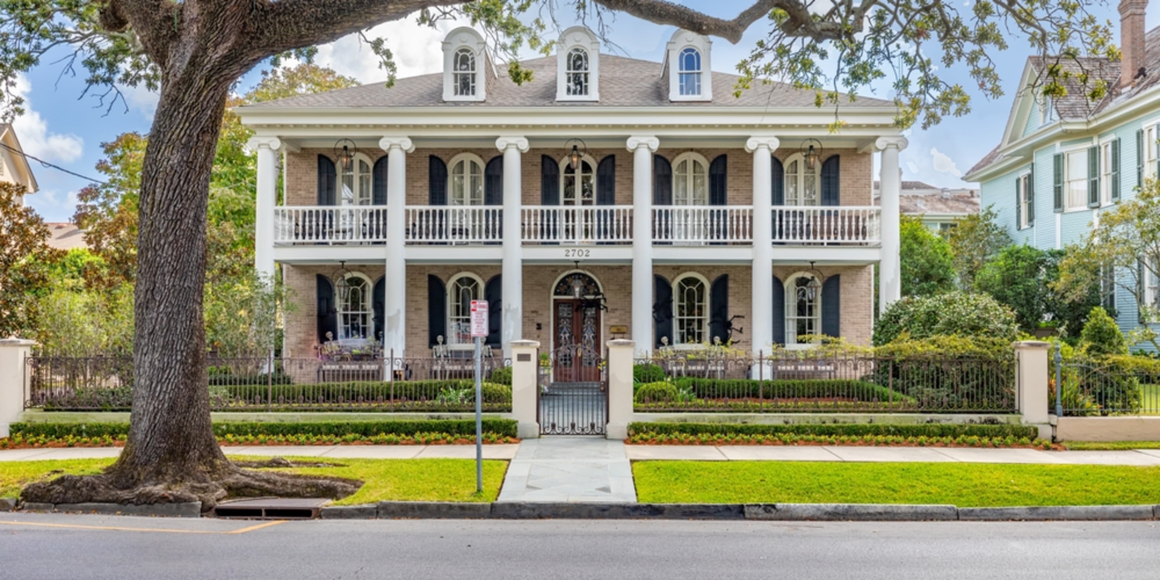 Beautiful architecture and deep history of one of New Orleans oldest and most famous neighbourhoods, the Garden District, Louisiana