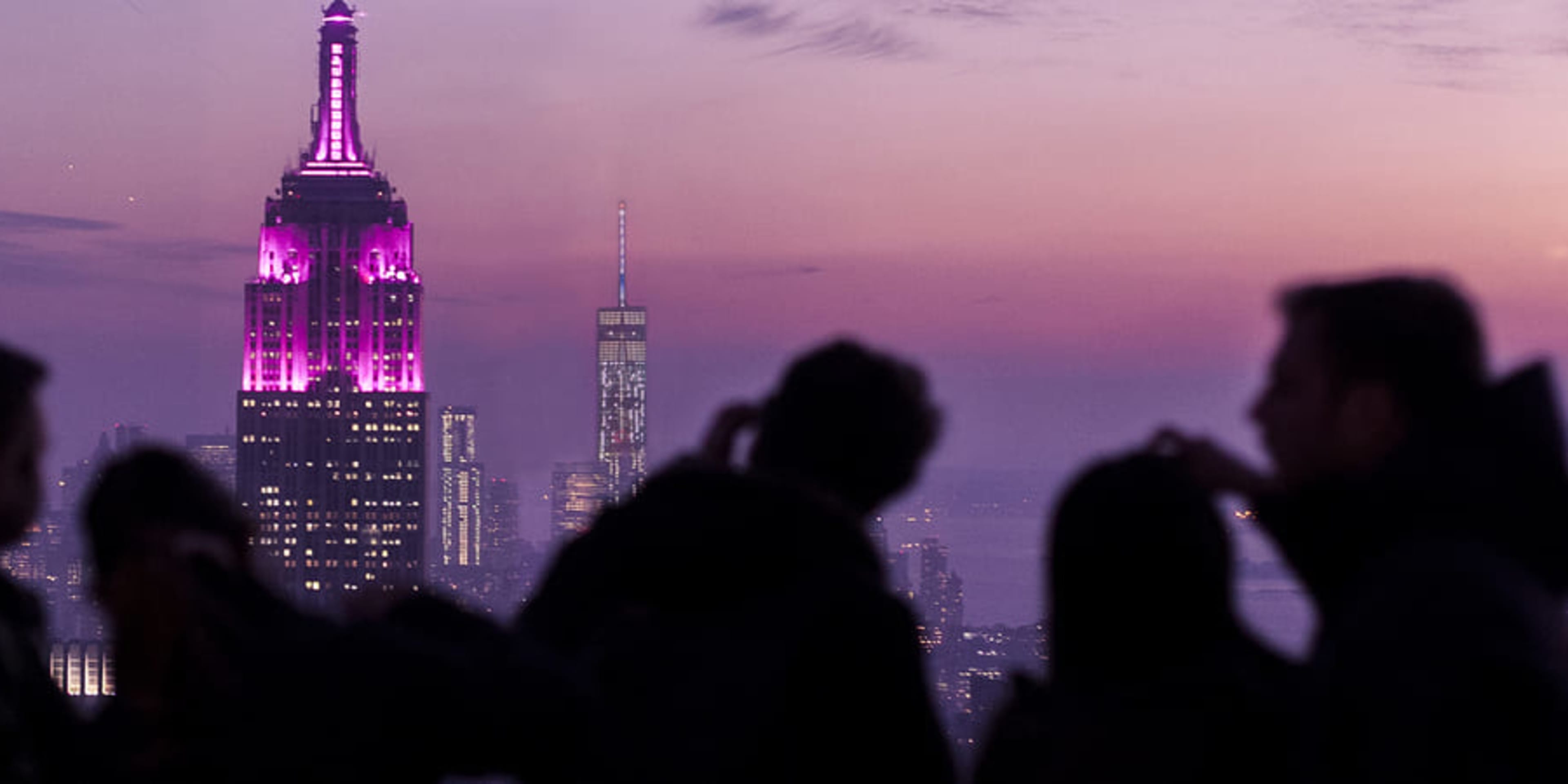 Vista do crepúsculo do Empire State Building a partir do Top of the Rock, Nova York.