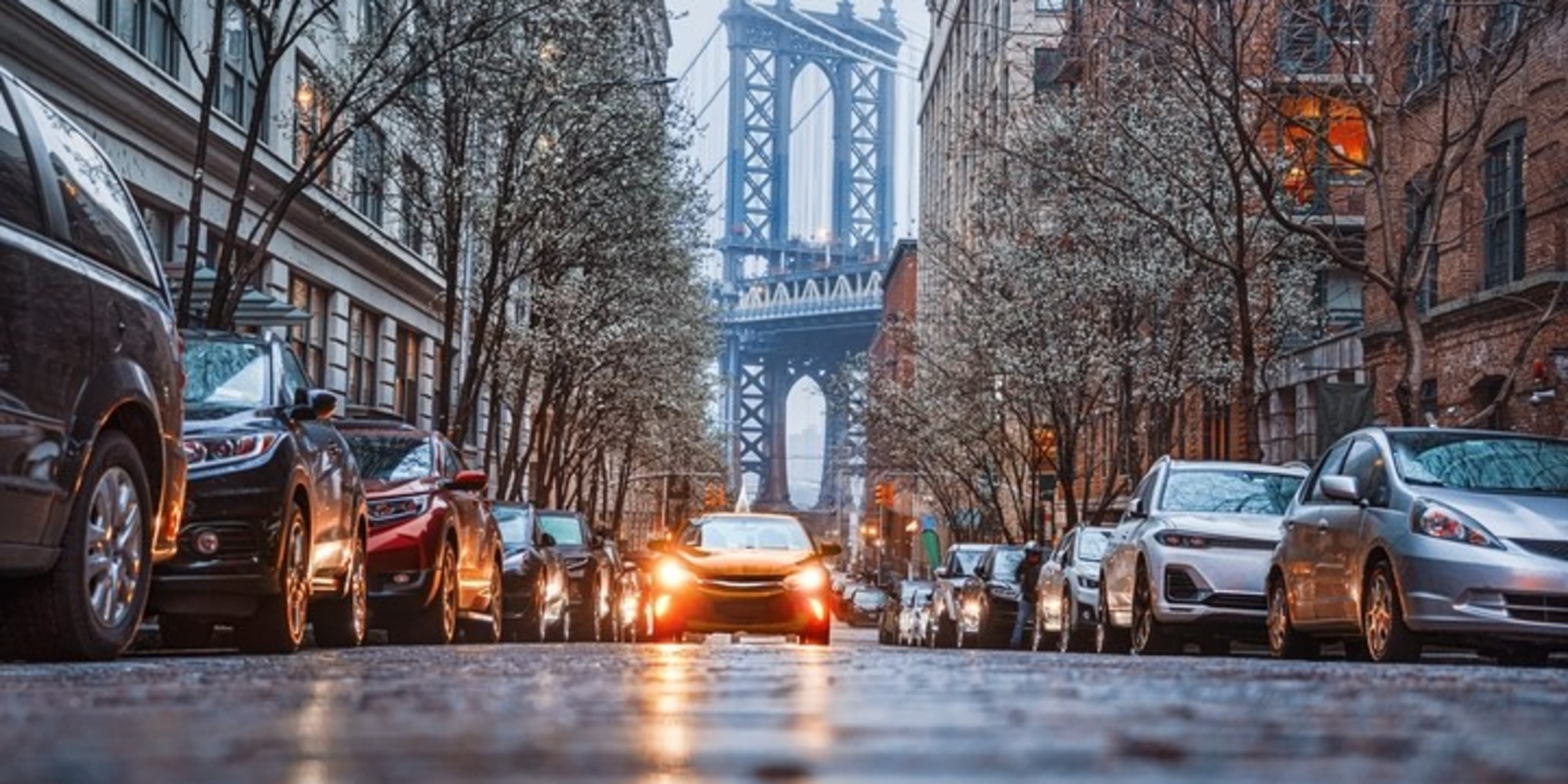 Puente de Manhattan y tráfico de Nueva York bajo la lluvia. Cosas que hacer en Nueva York cuando llueve.