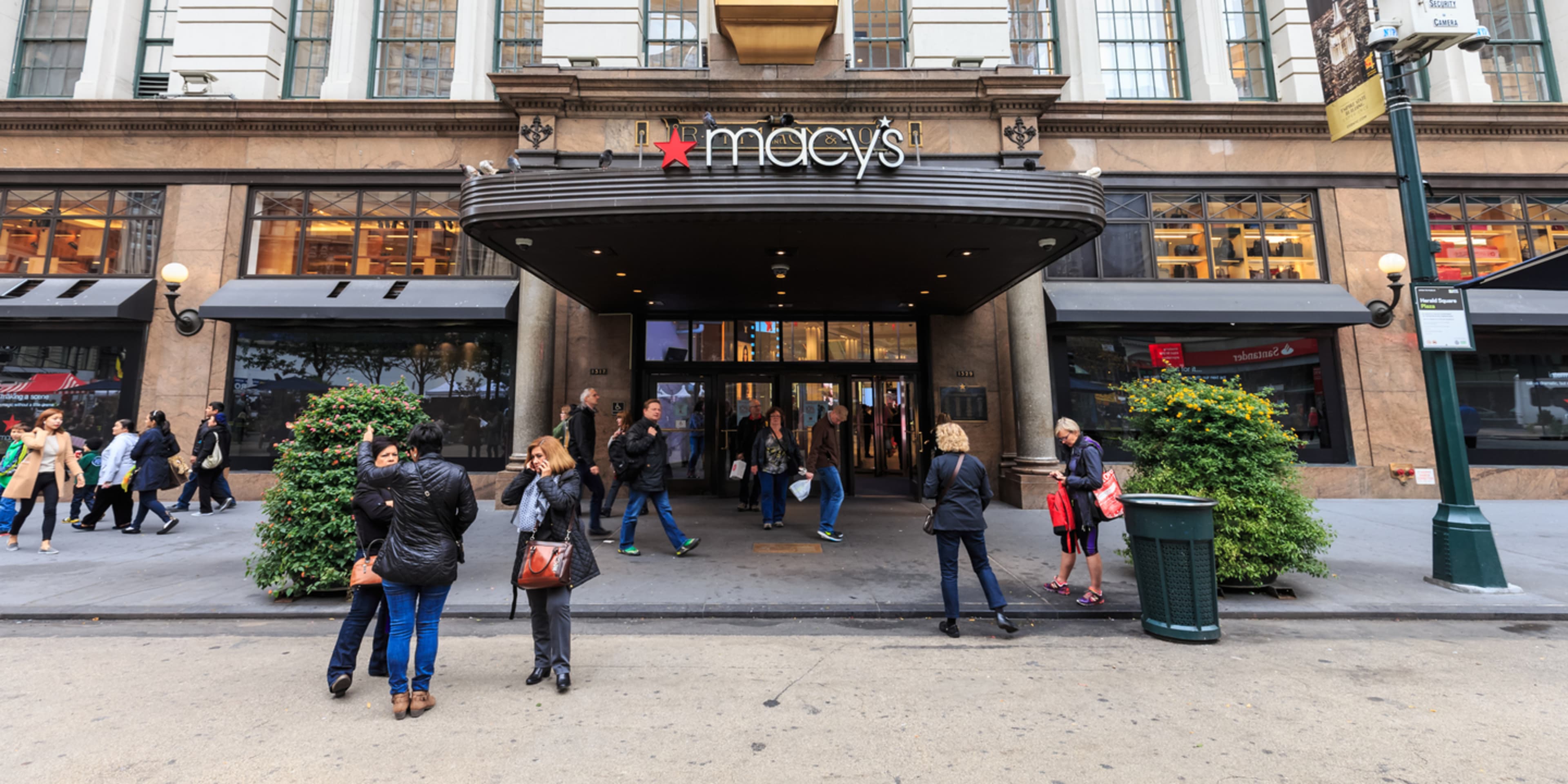 People in front of the Macy's store, New York