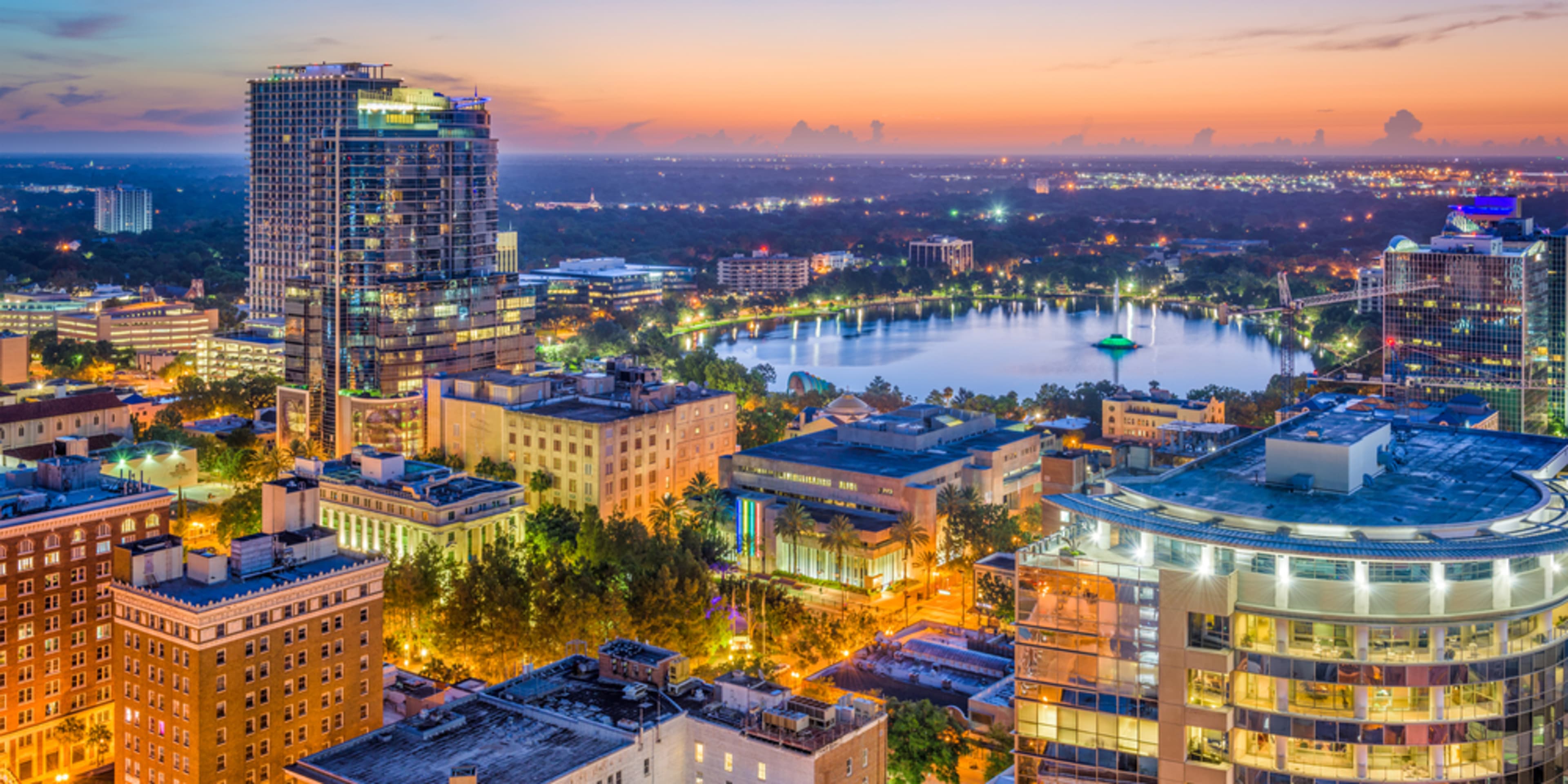 Vista del skyline de Orlando por la noche. Qué hacer en Orlando más allá de los parque temáticos.