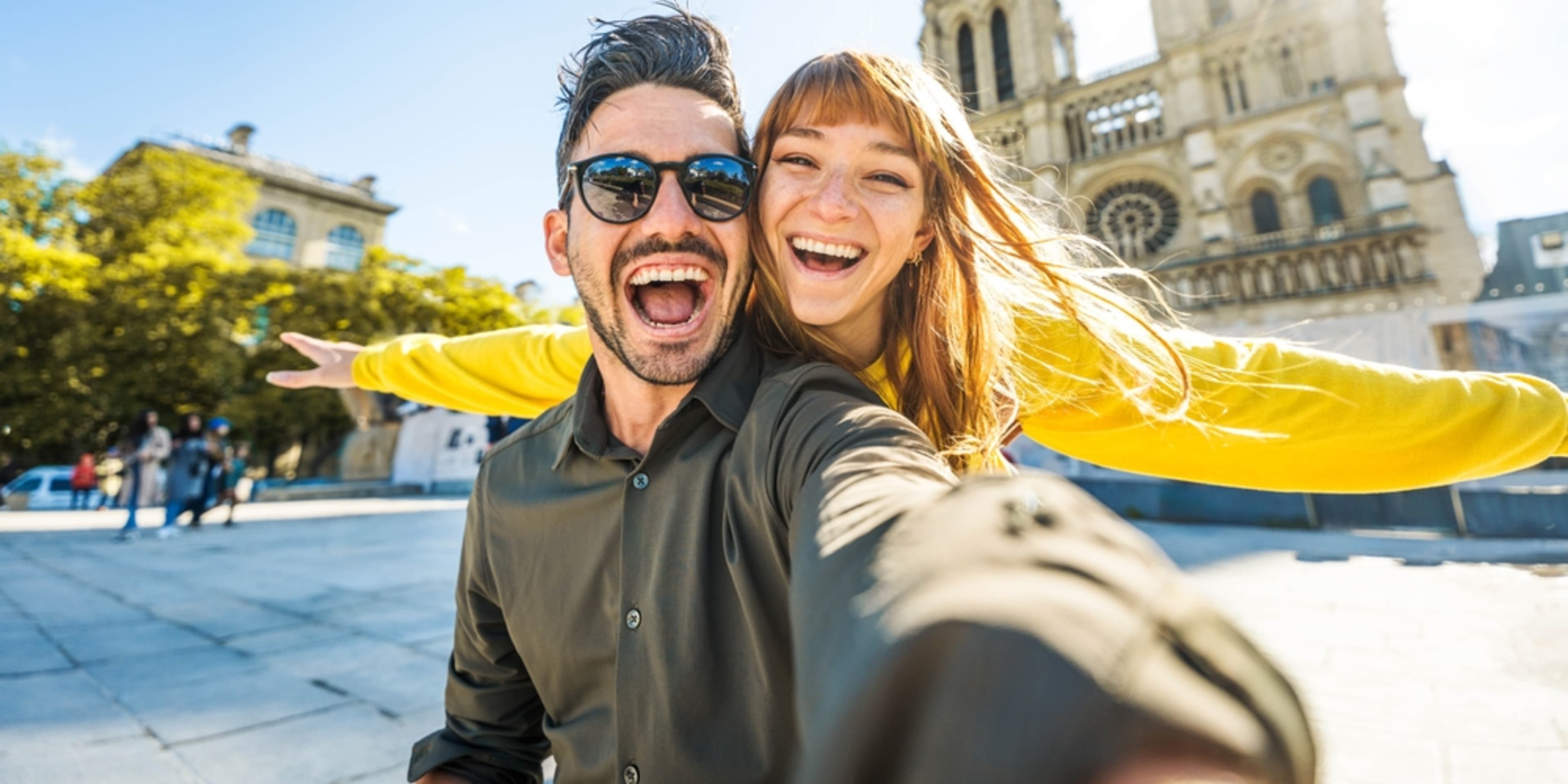 Casal na Catedral de Notre-Dame em Paris