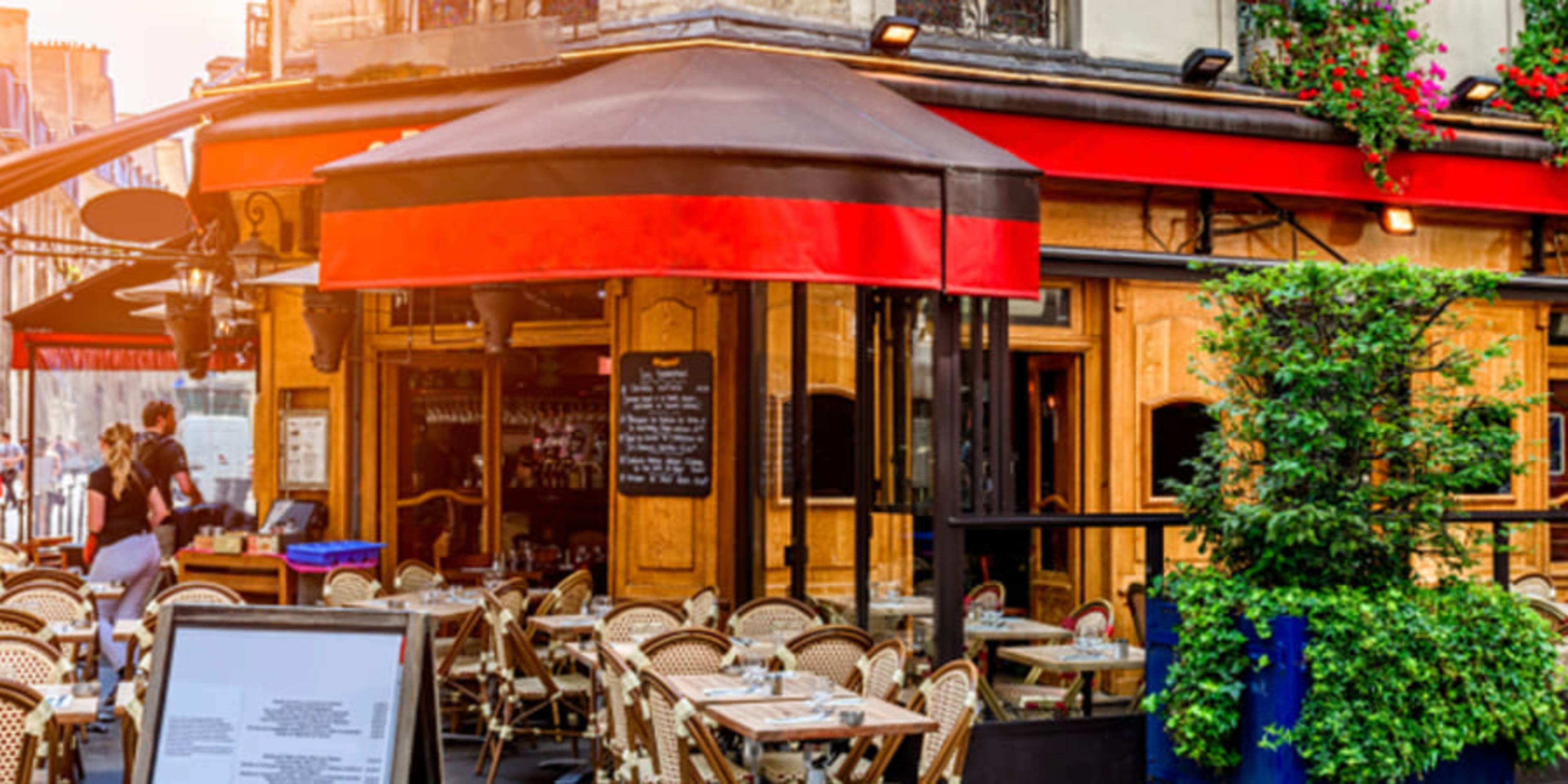 전형적인 파리 브라세리(brasserie)의 풍경입니다.