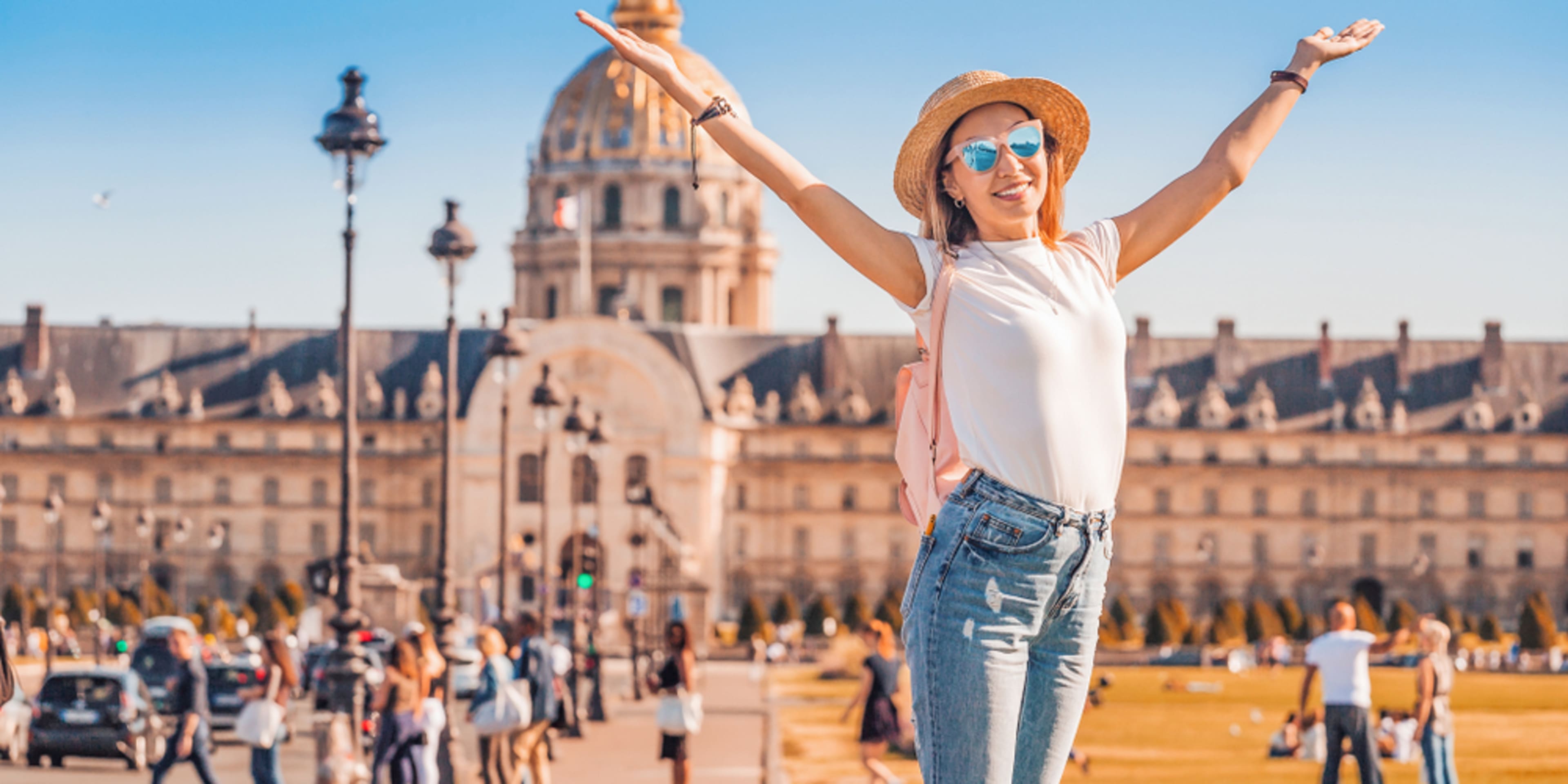 Turista posando frente a Los Inválidos, París. Consejos de seguridad en París.