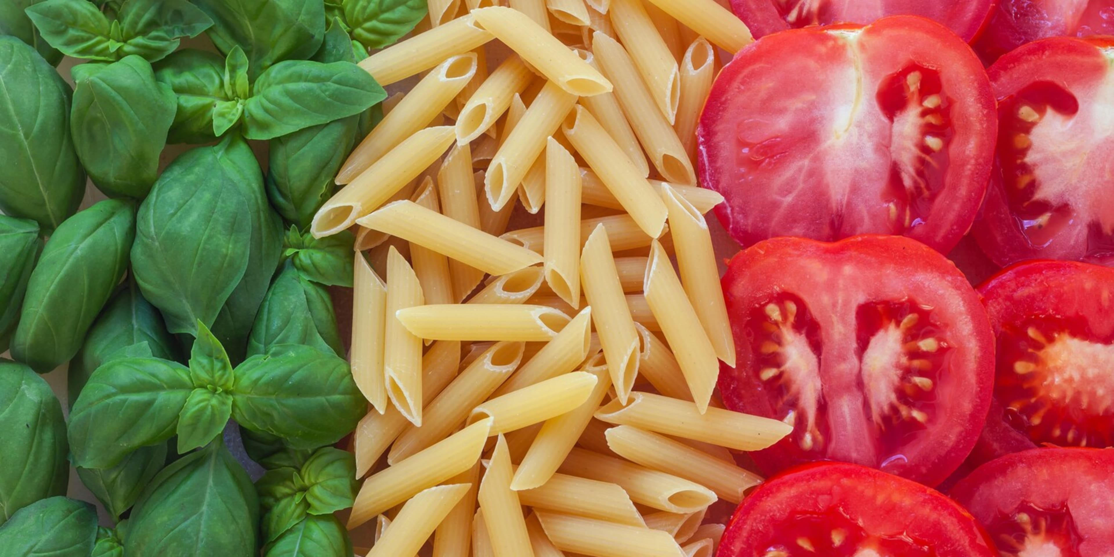 Bandera italiana con albahaca, pasta y tomate. Los mejores recuerdos de Roma.
