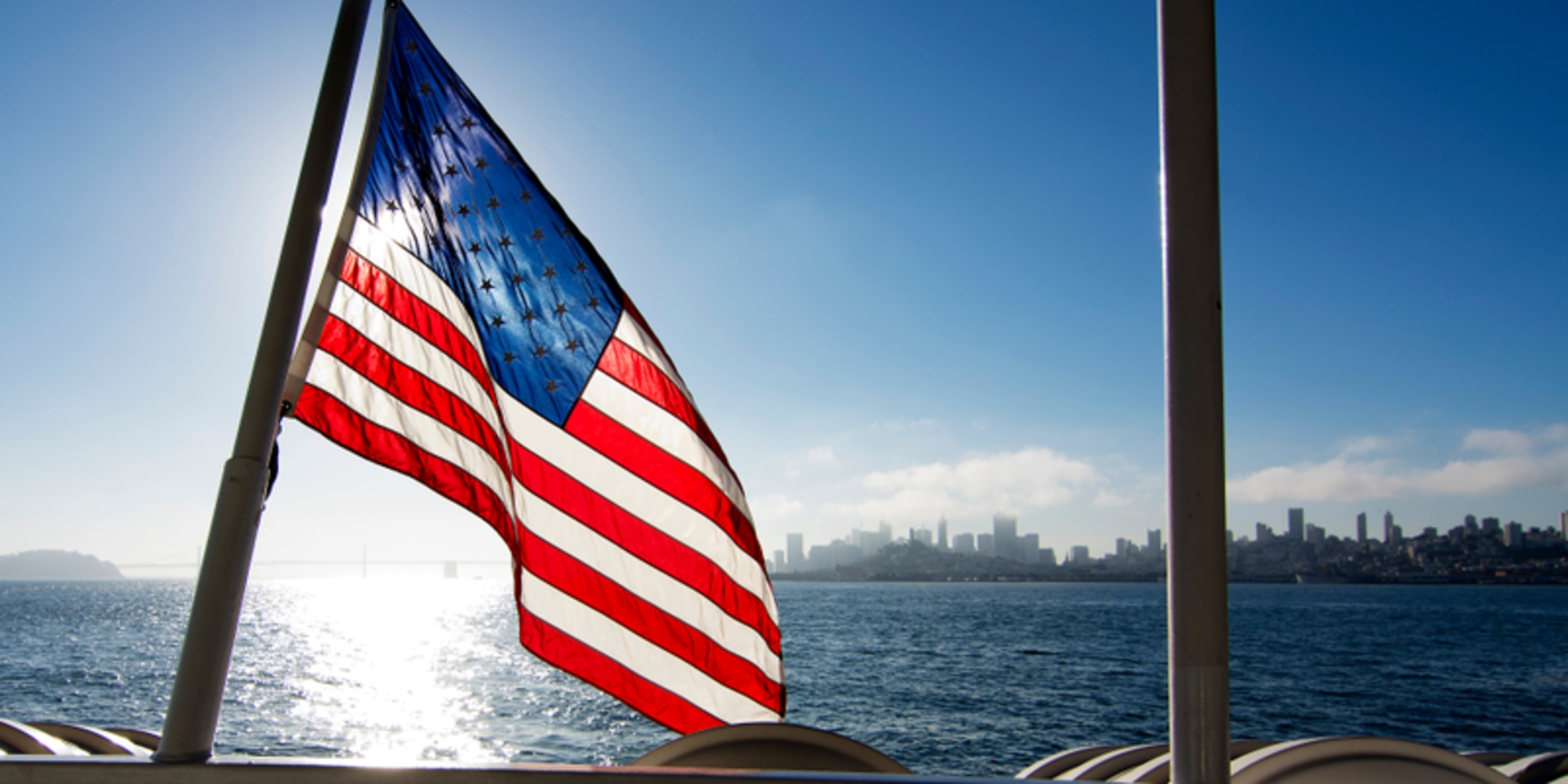 Bandera de Estados Unidos con el skyline de San Francisco de fondo. 4 de julio en San Francisco.