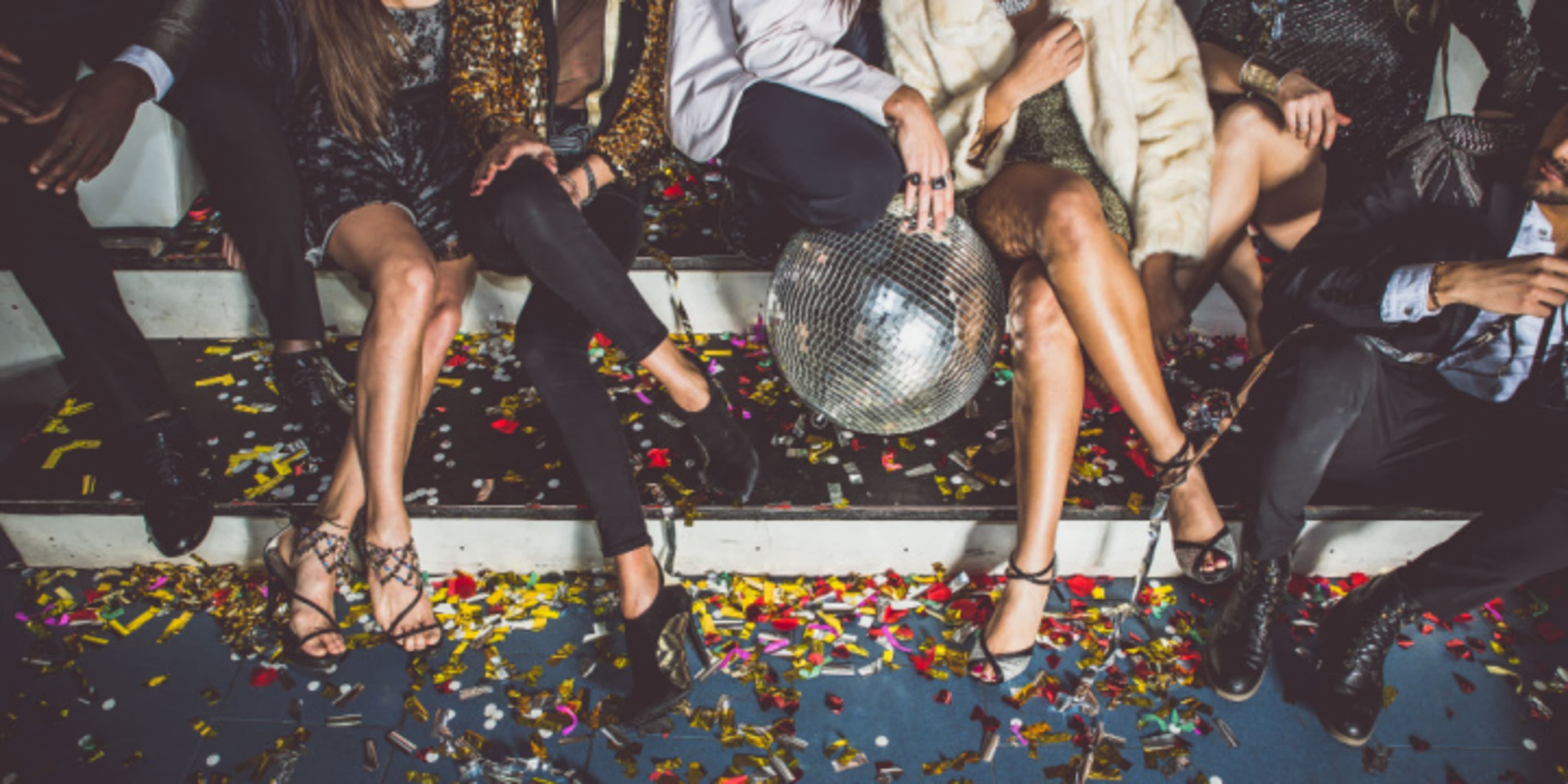 Freunde beim Silvester feiern