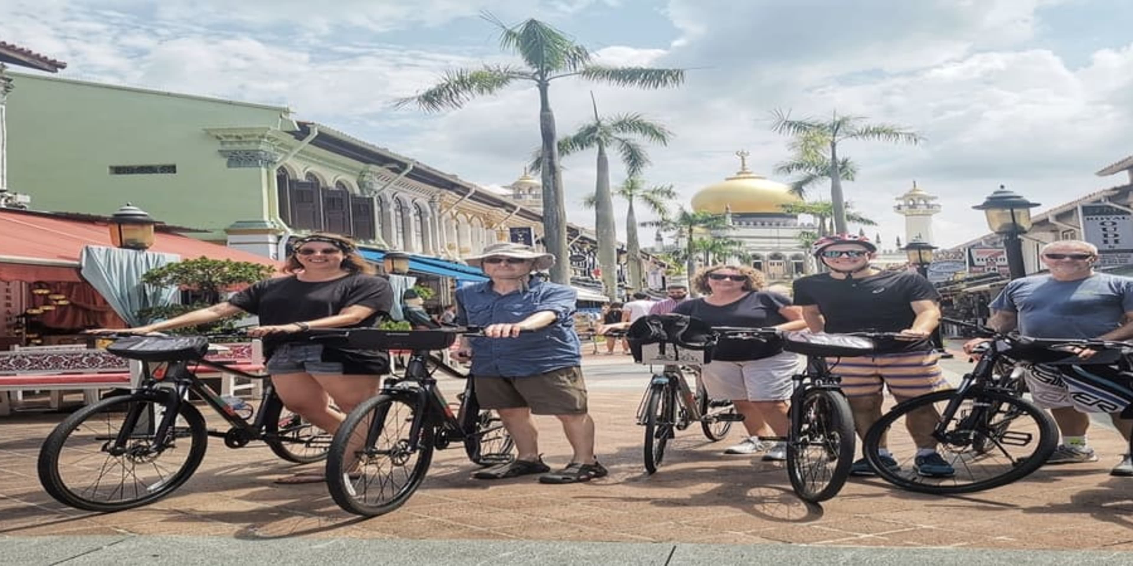 在勿洛骑行的一群人