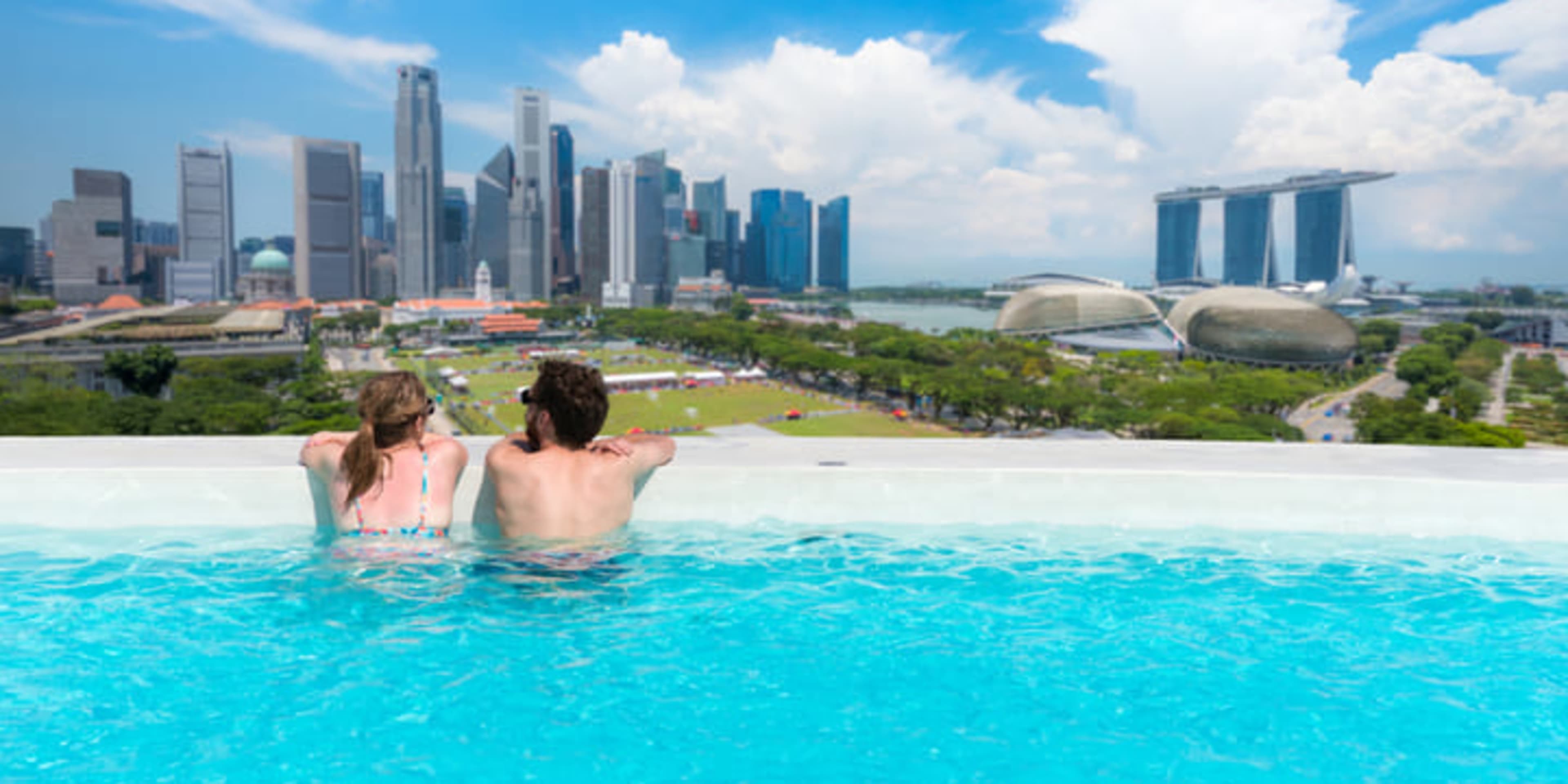 Vista do horizonte do centro de Singapura a partir de uma piscina na cobertura.