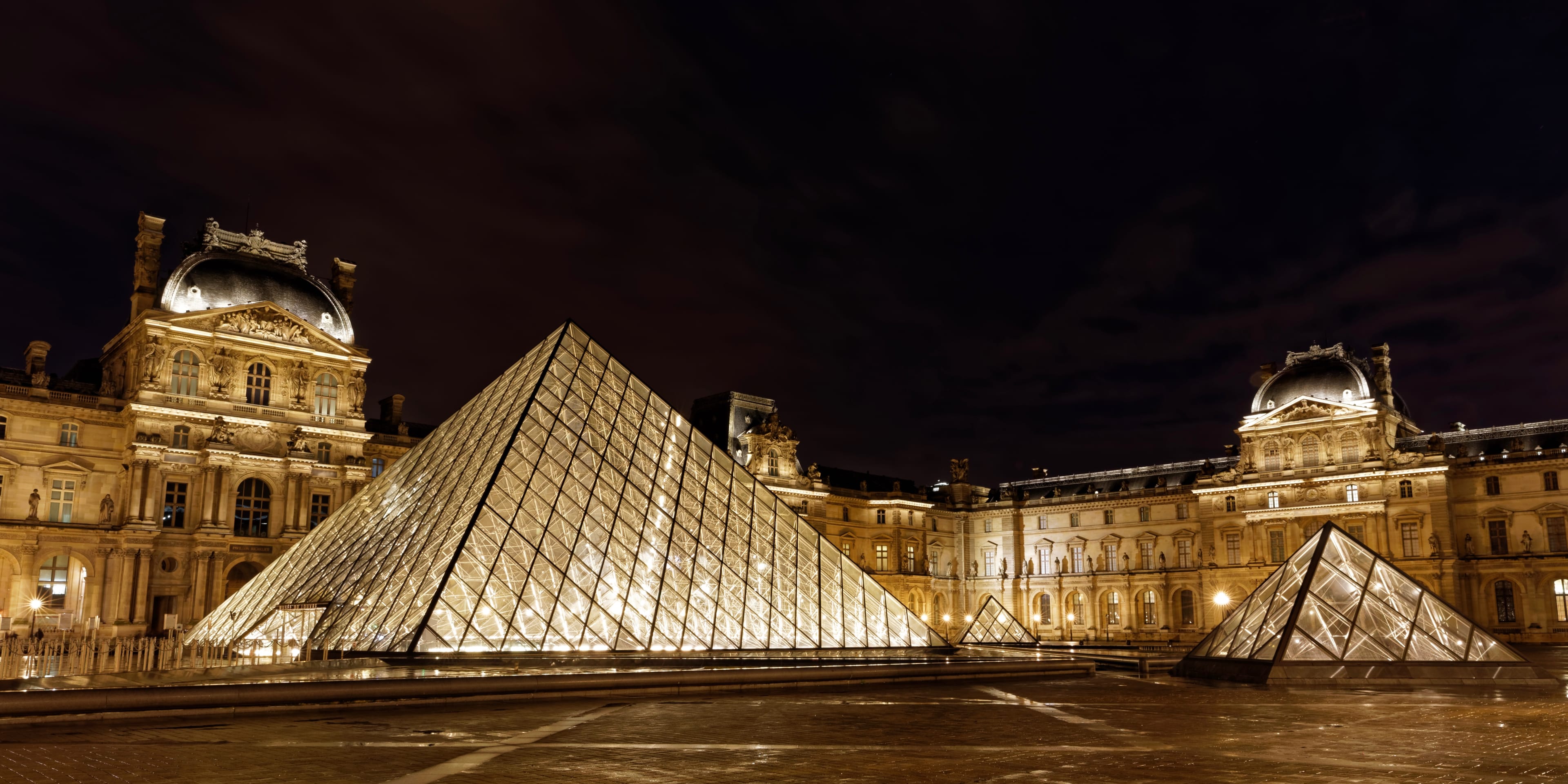 Louvre bei Nacht