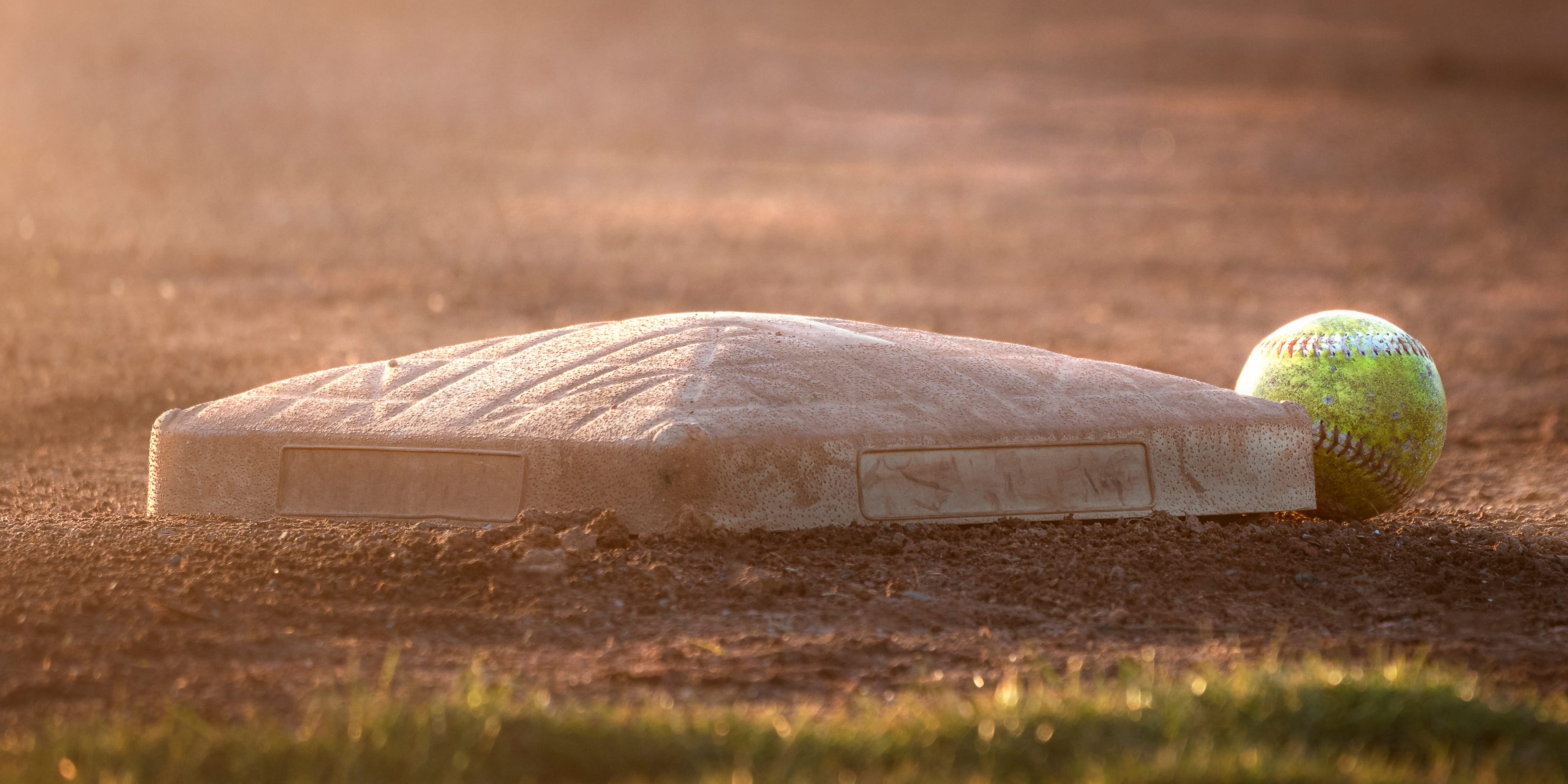 Pelota de béisbol en el campo de juego