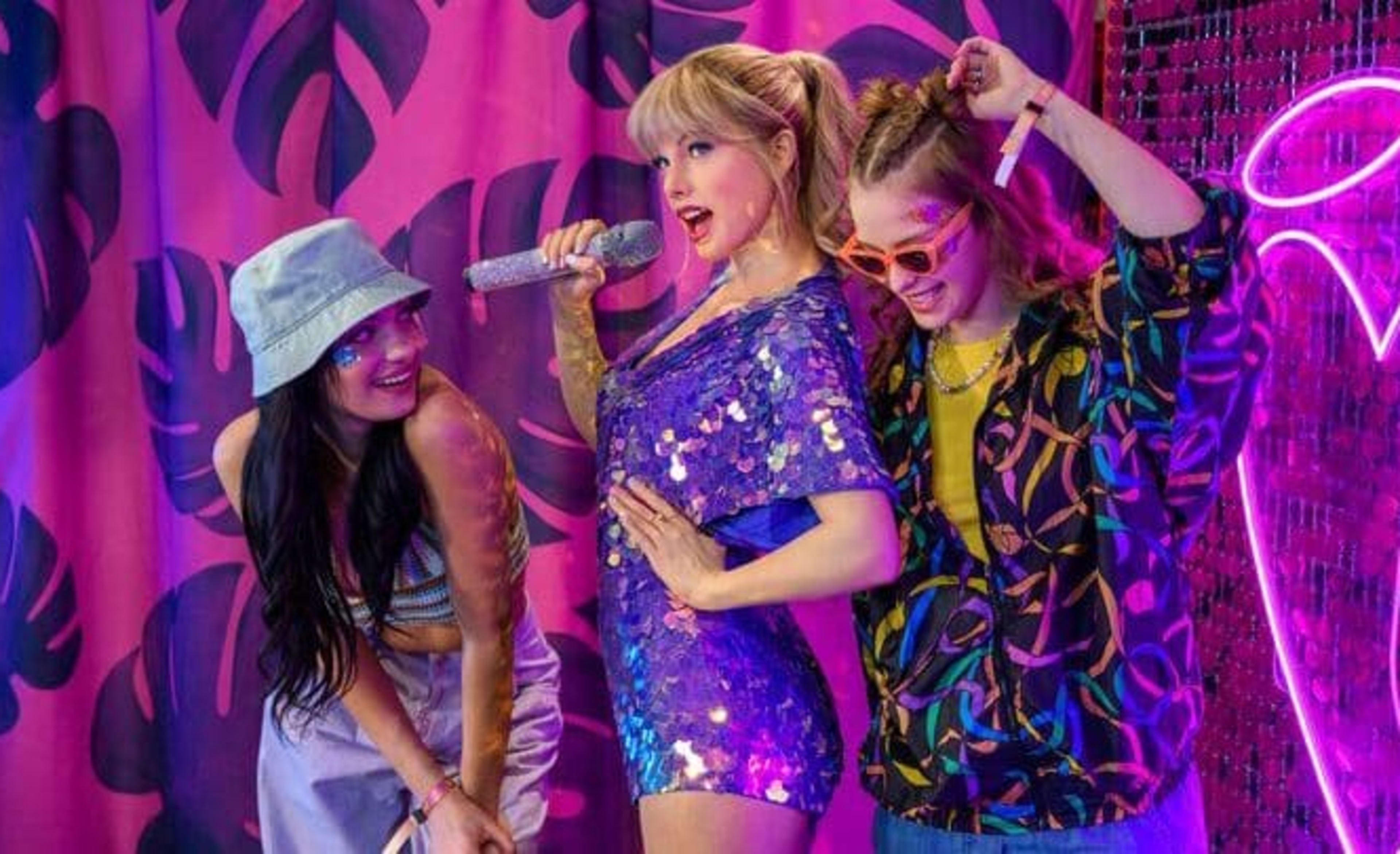 Chicas posando con la estatua de cera de Taylor Swift en Madame Tussauds Londres.