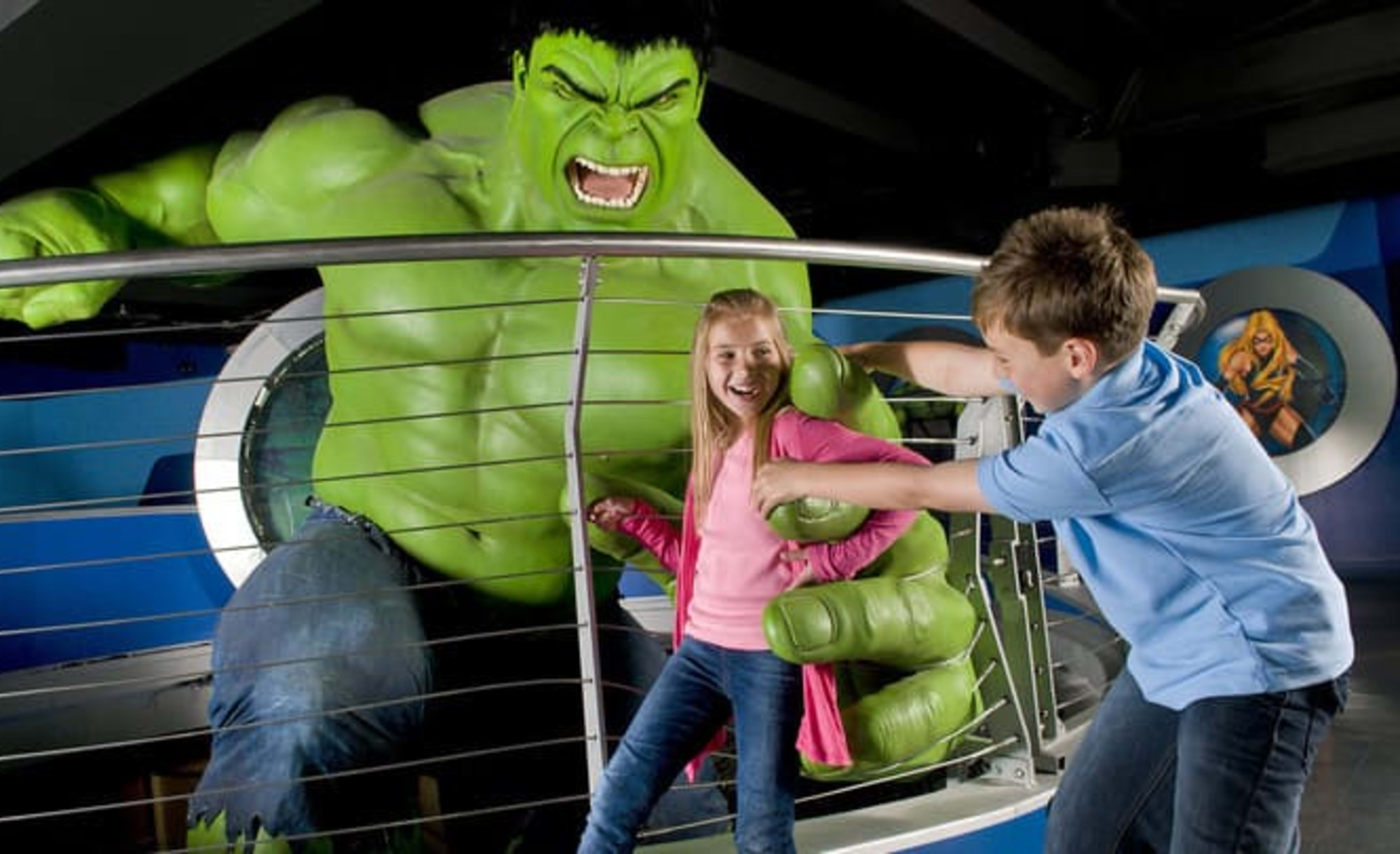 Niños jugando con la estatua de cera del Increíble Hulk en Madame Tussauds Londres.