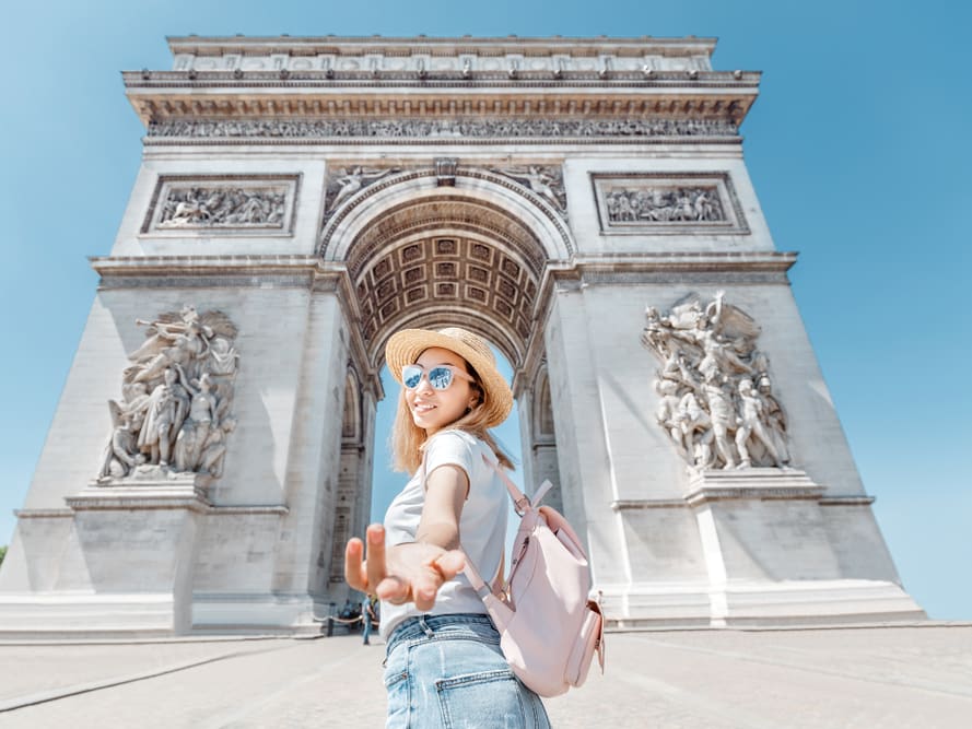 Paris_Arc_de_Triomphe_tourist_