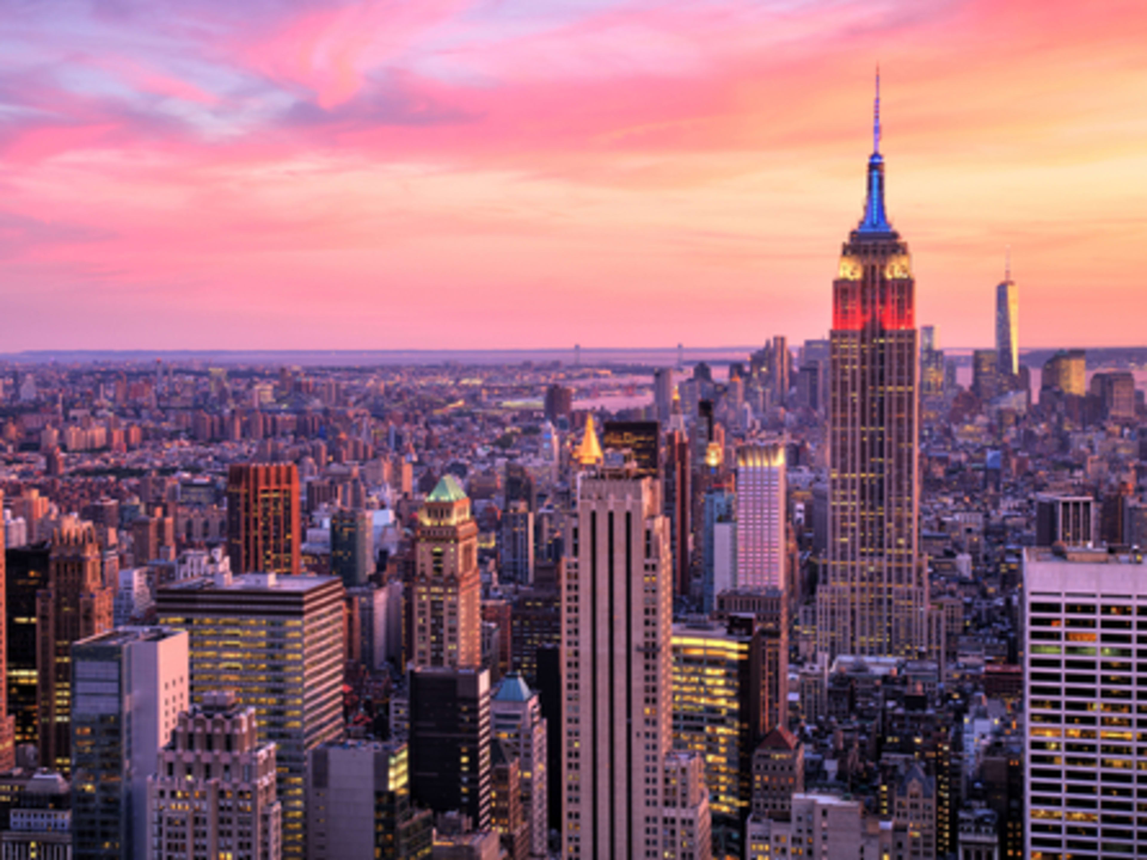 Skyline de Nueva York con el Empire State Building al atardecer. Planes en pareja en nueva York.