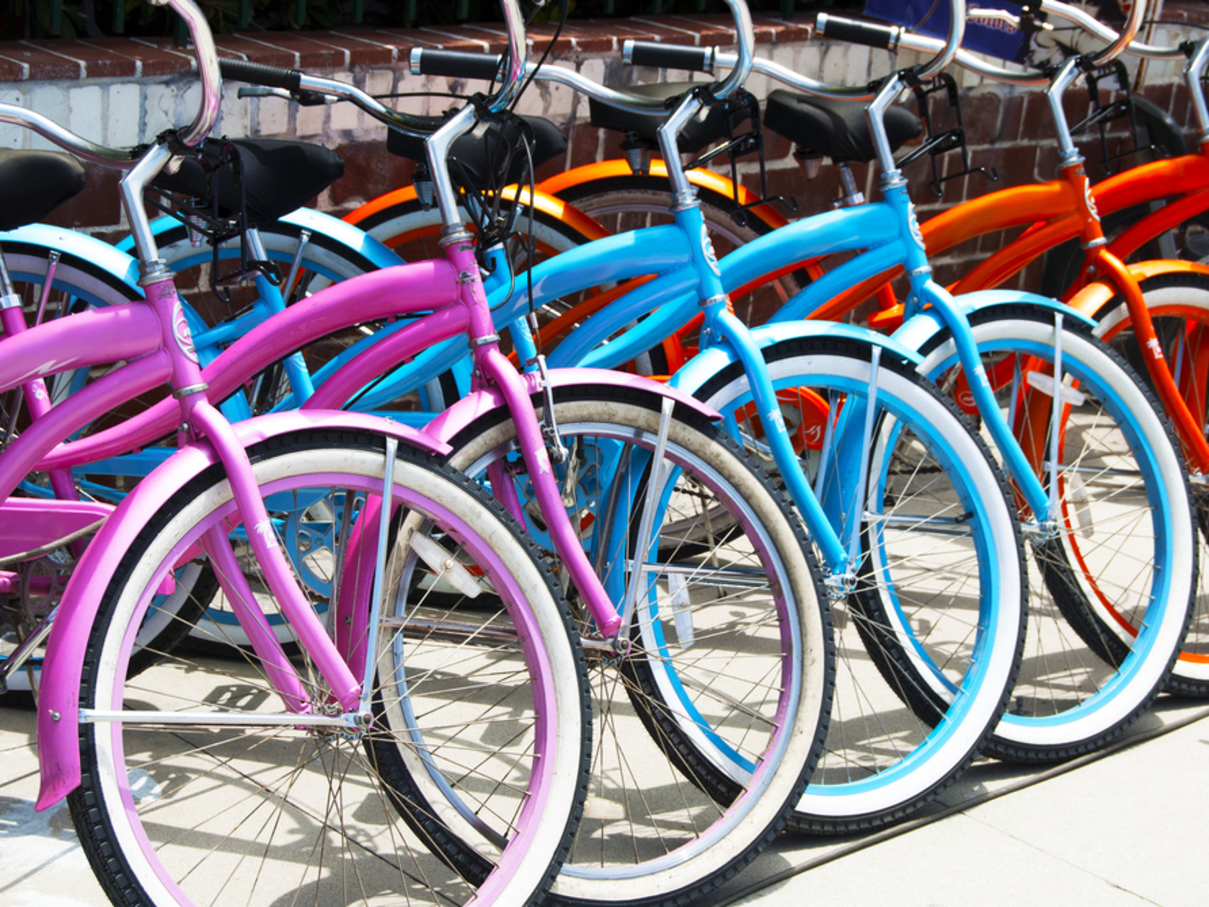 Bicicletas de colores aparcadas en una playa de Los Ángeles. Guía de transporte de Los Ángeles.