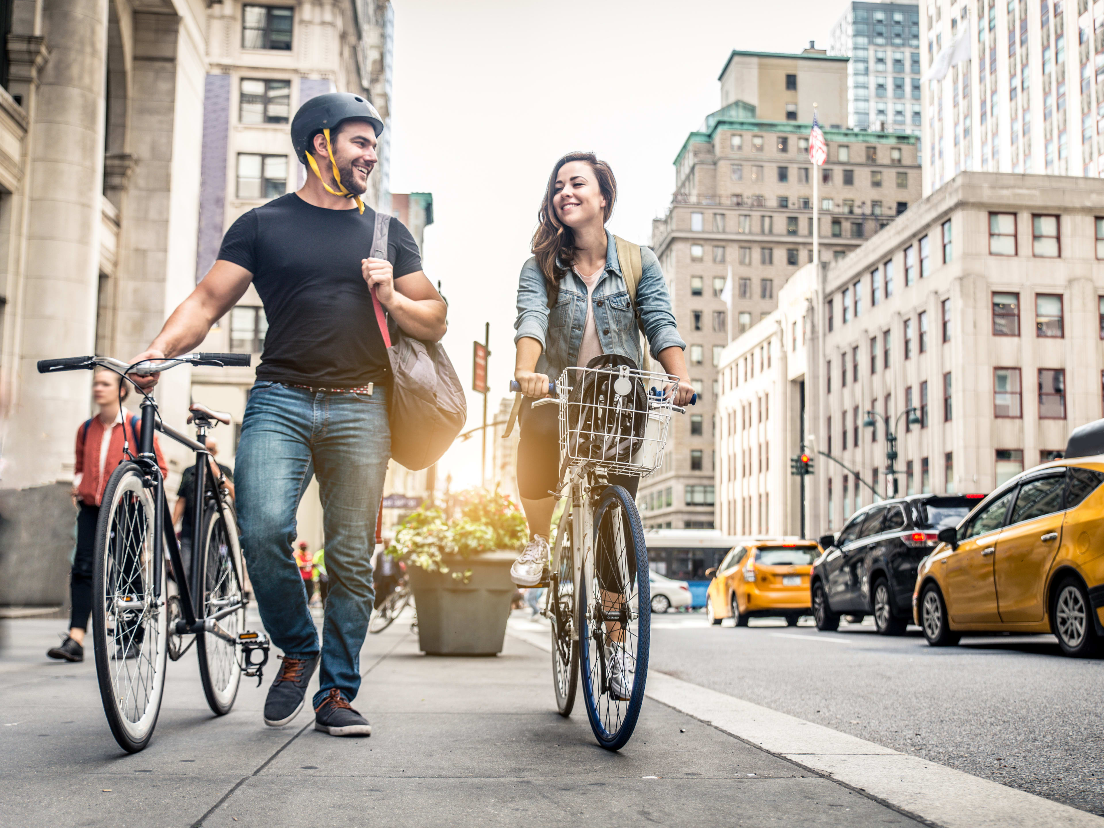 couple with their bikes exploring new york