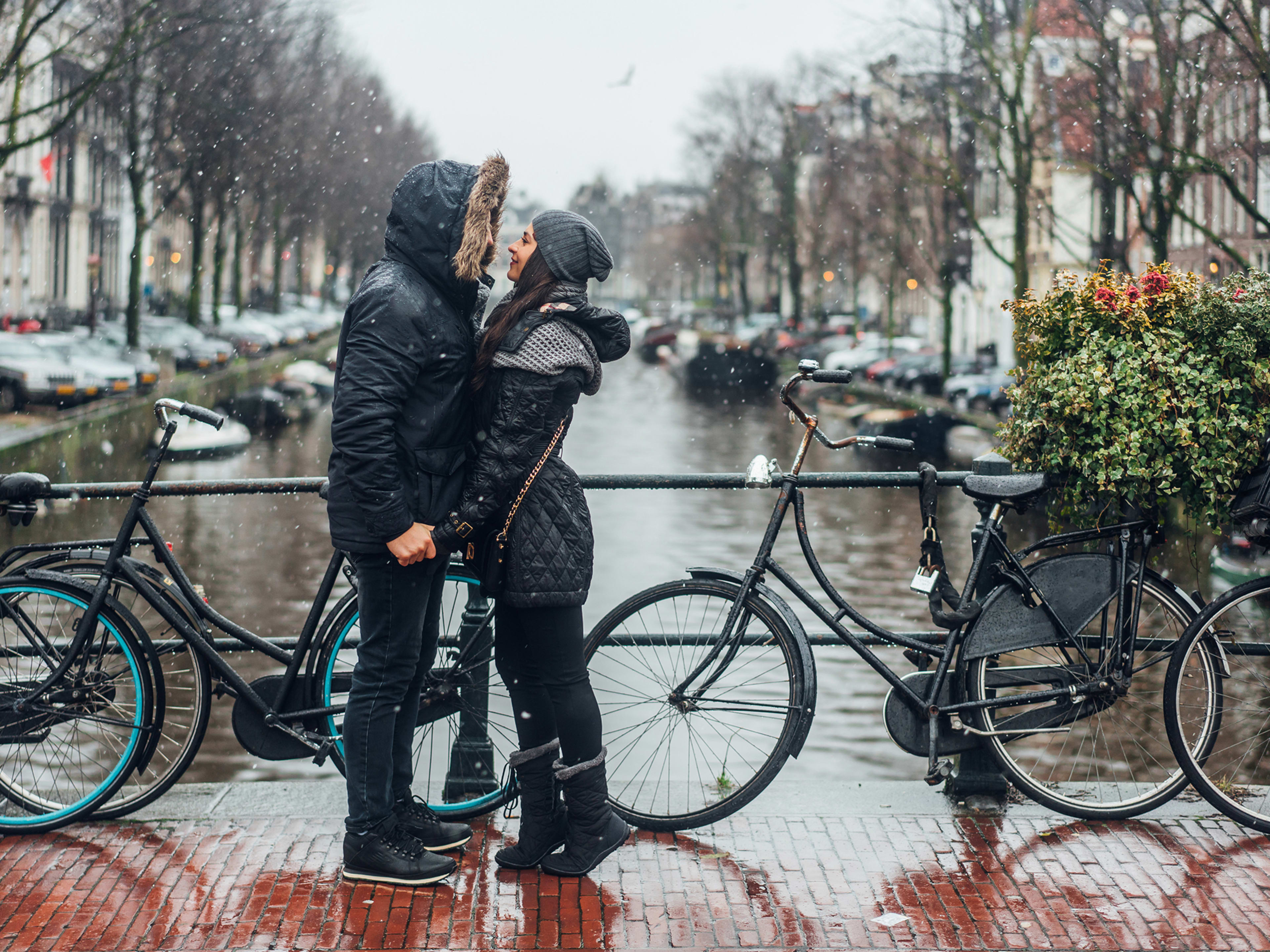 Paar vor einem Kanal in Amsterdam bei Regen