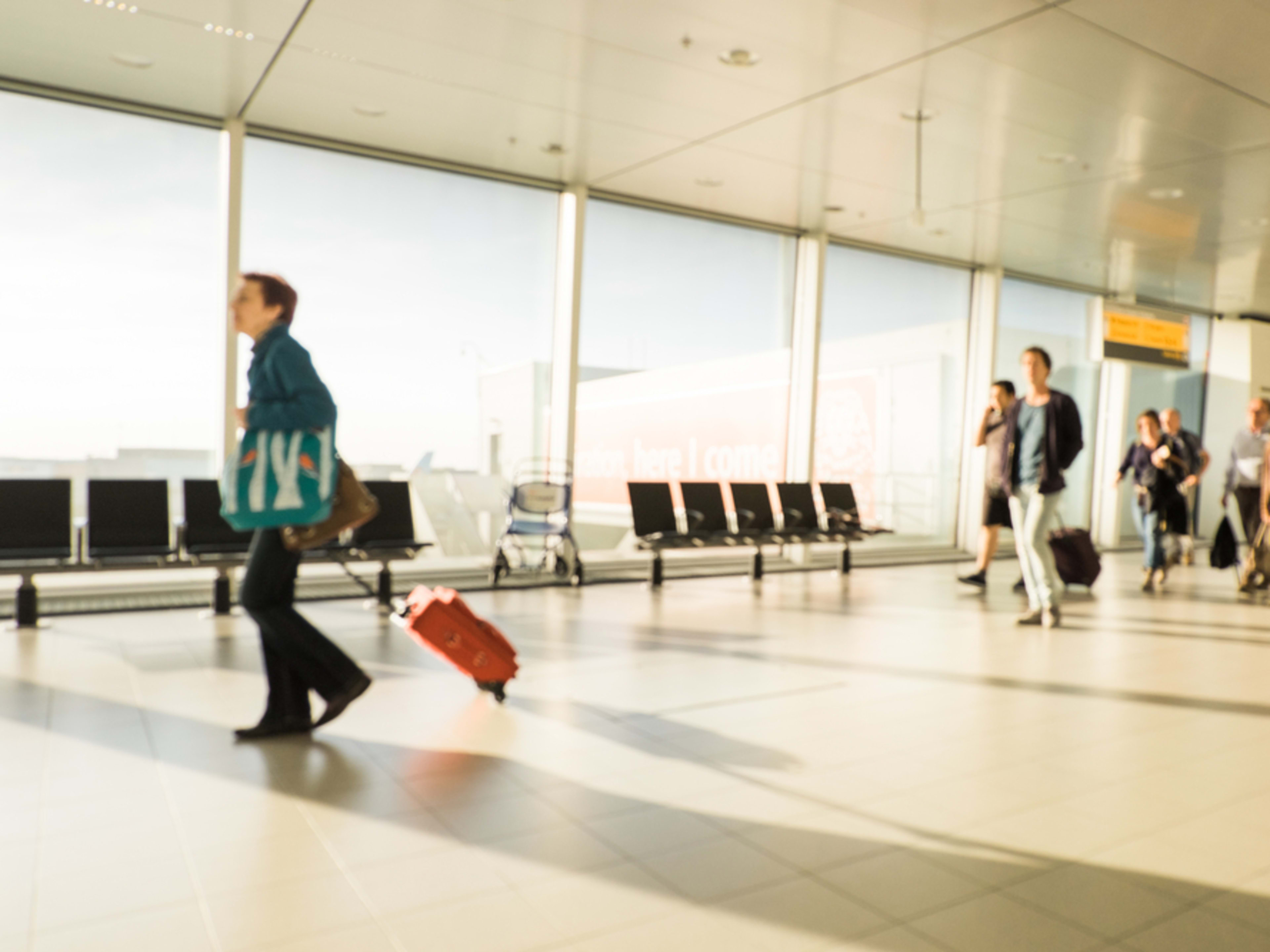 Voyageurs à l'aéroport international de Schiphol à Amsterdam, en journée