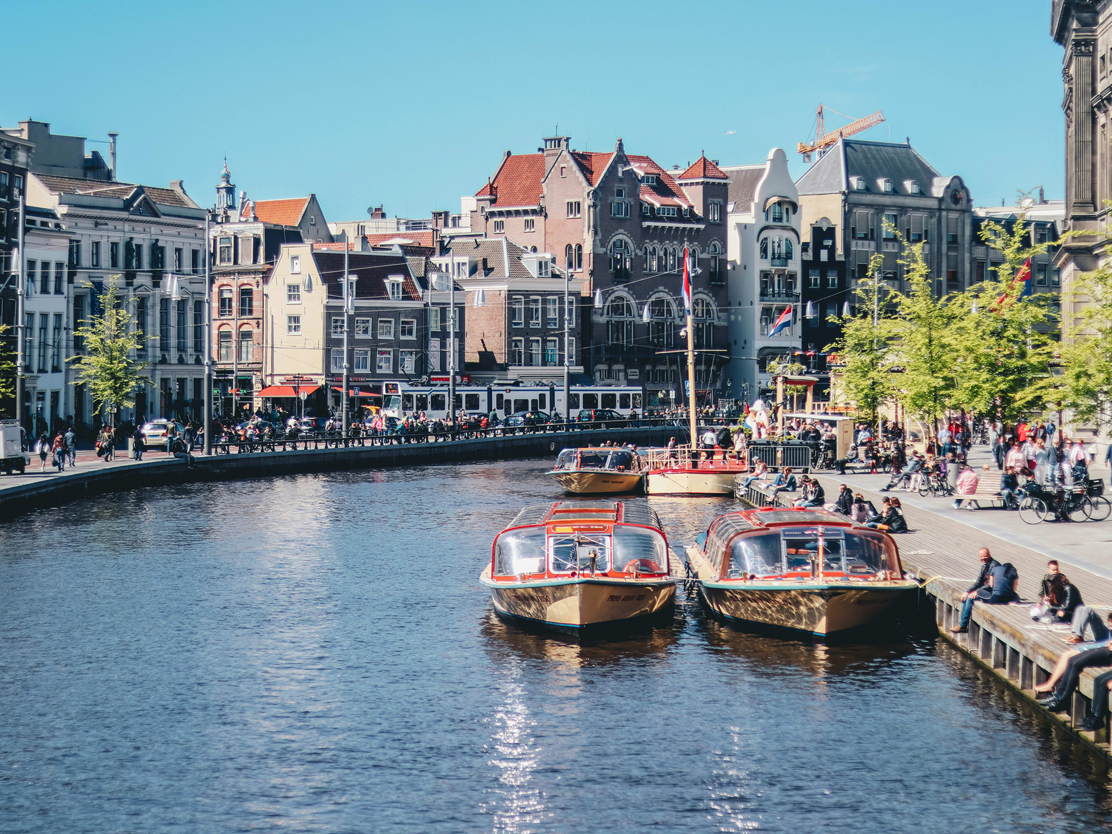 Sommeratmosphäre in Amsterdam im Juli