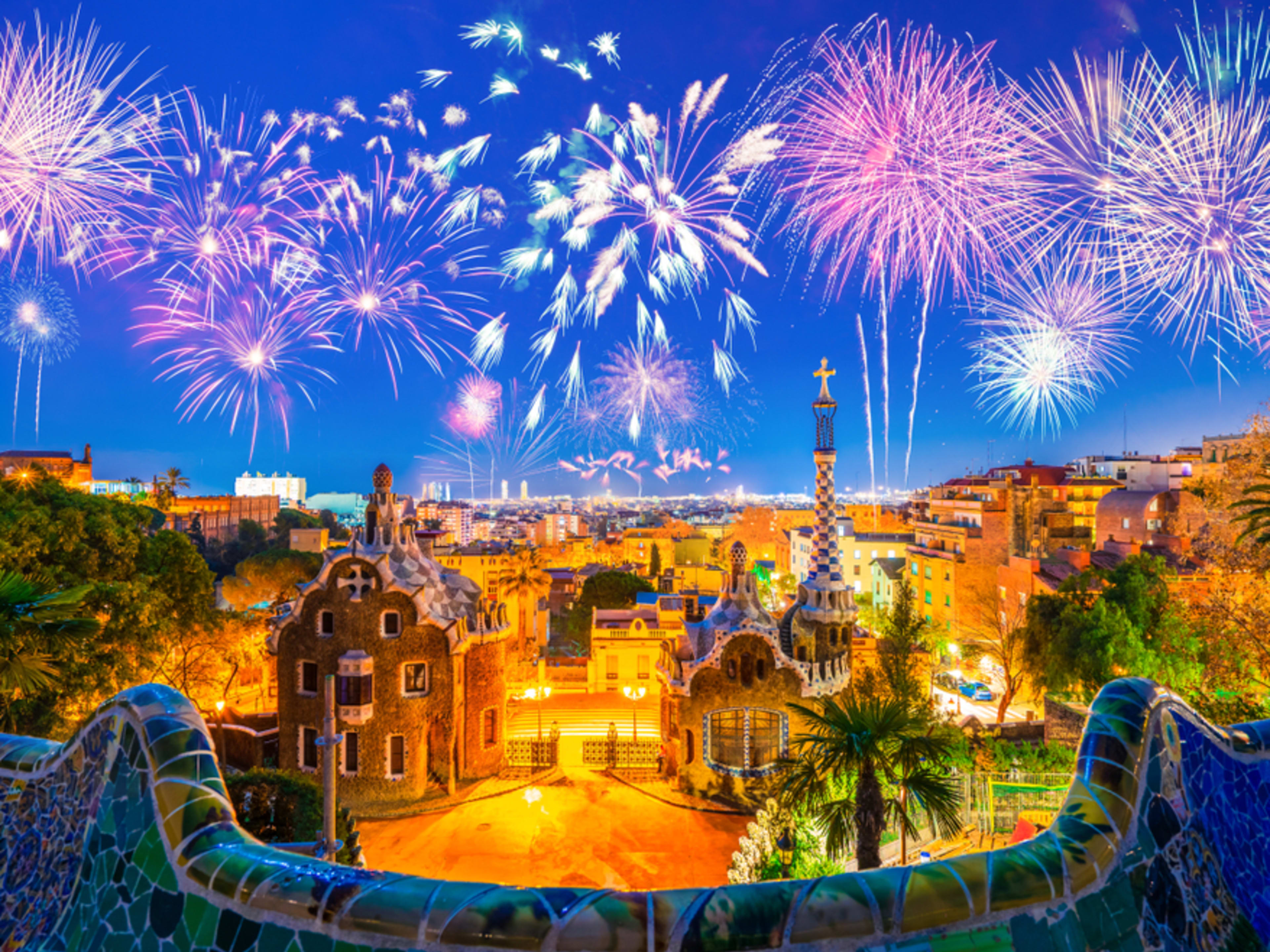Fuegos artificiales sobre el Parque Güell, Barcelona. Nochevieja en Barcelona.