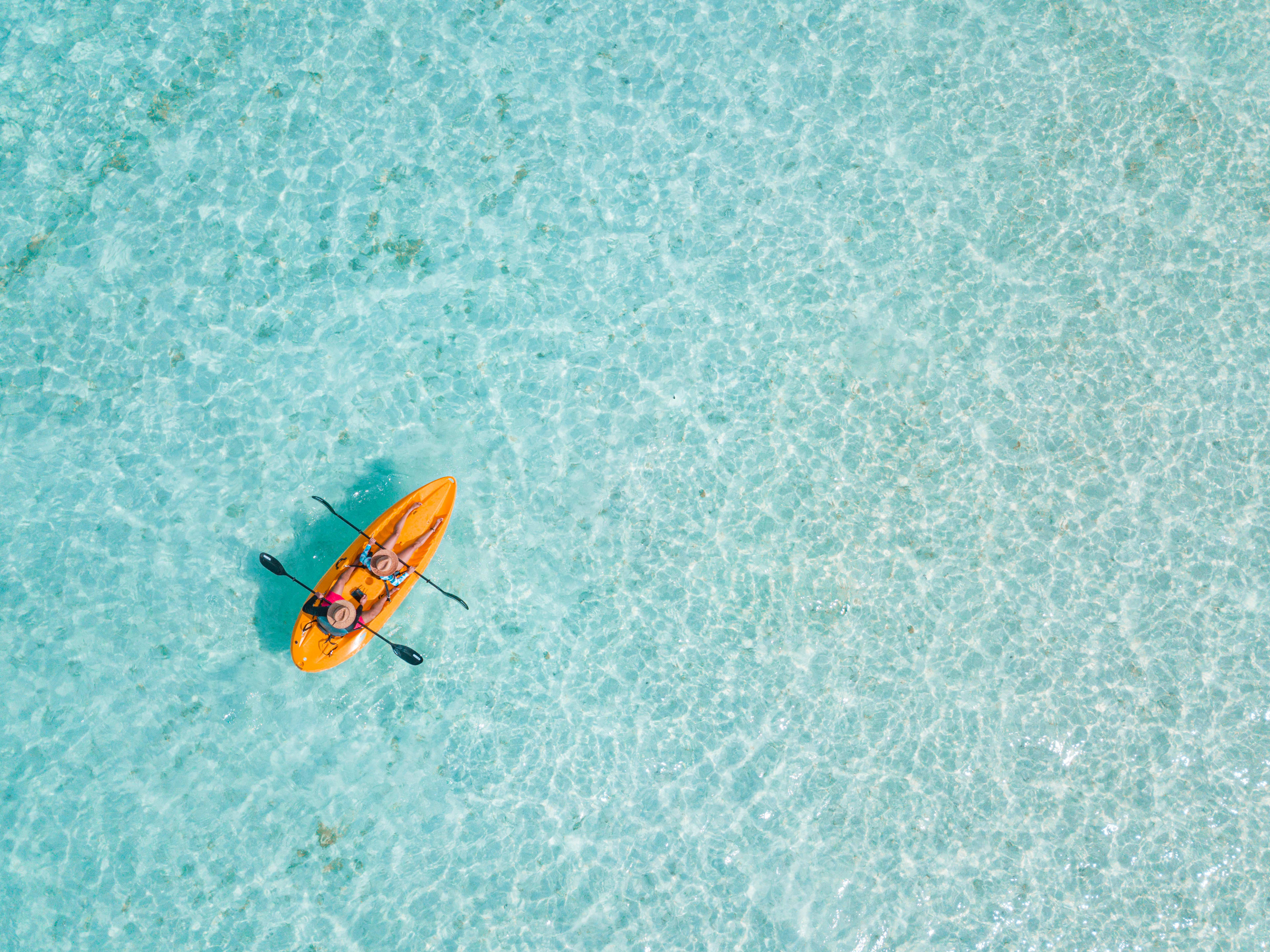 Cancun - vue aérienne de deux personnes pagayant dans un canoë