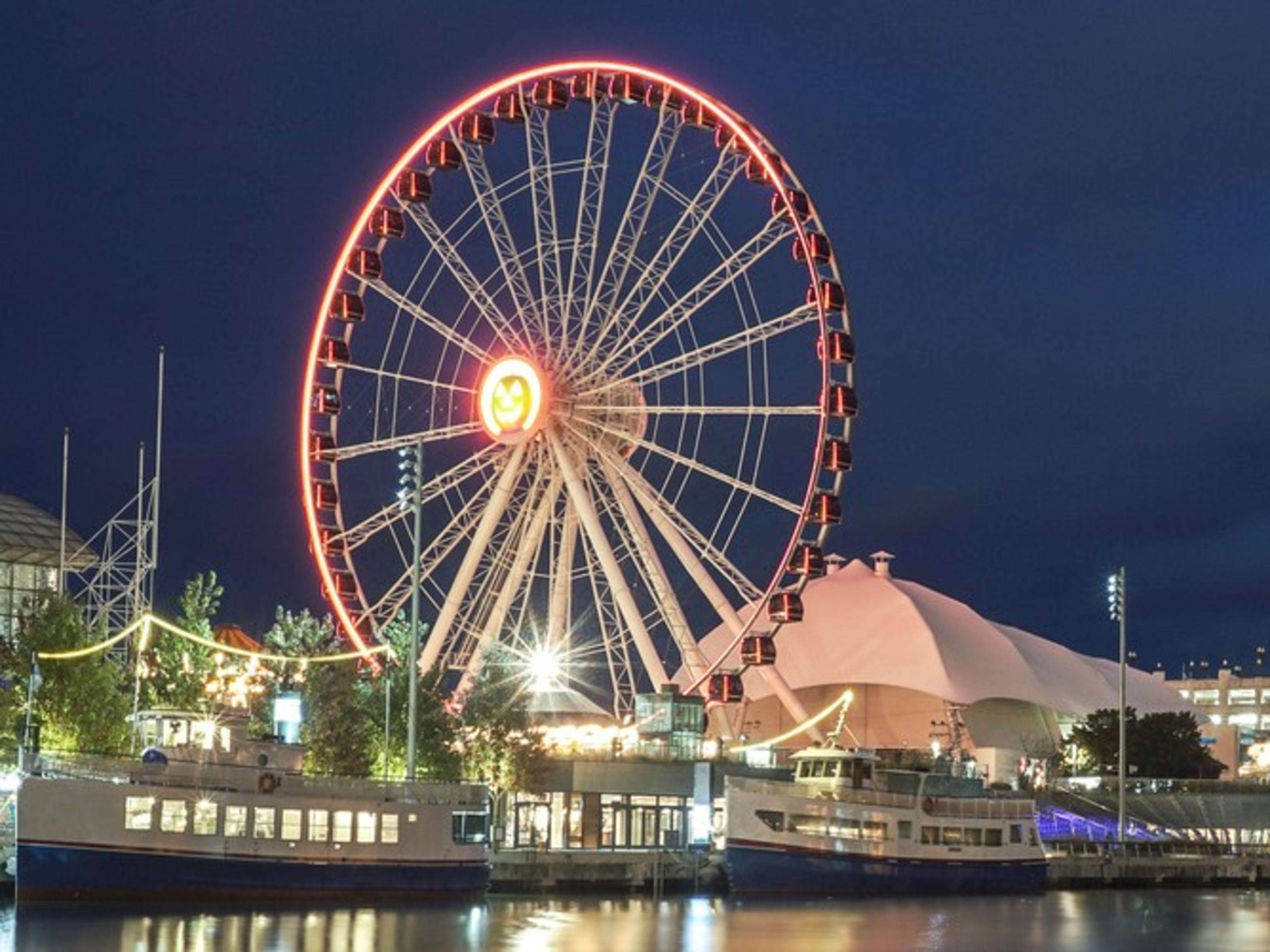 Navy Pier de noche. Planes nocturnos en Chicago.