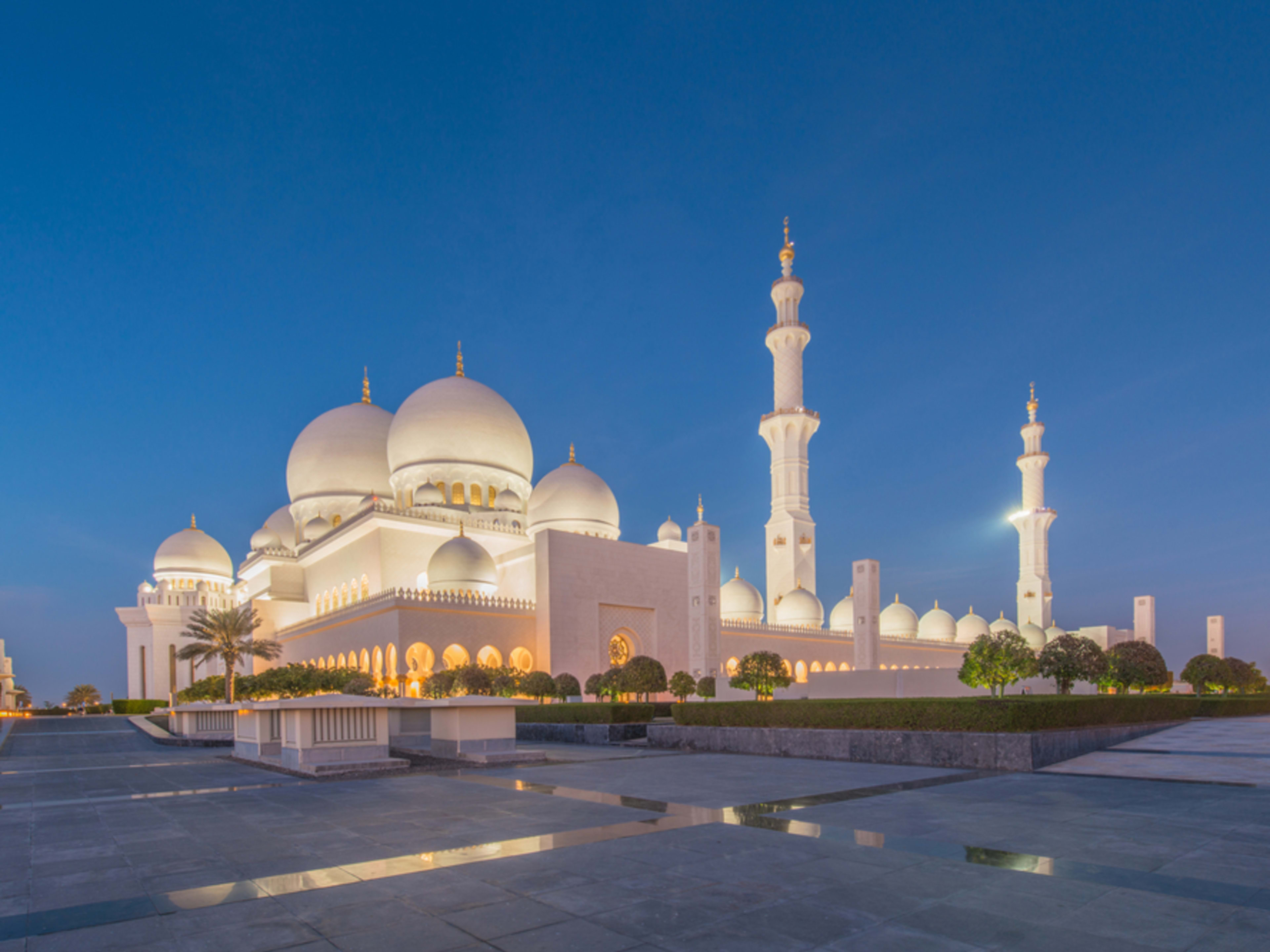 Mezquita Sheikh Zayed, Abu Dabi. Comparativa entre Abu Dabi y Dubái.