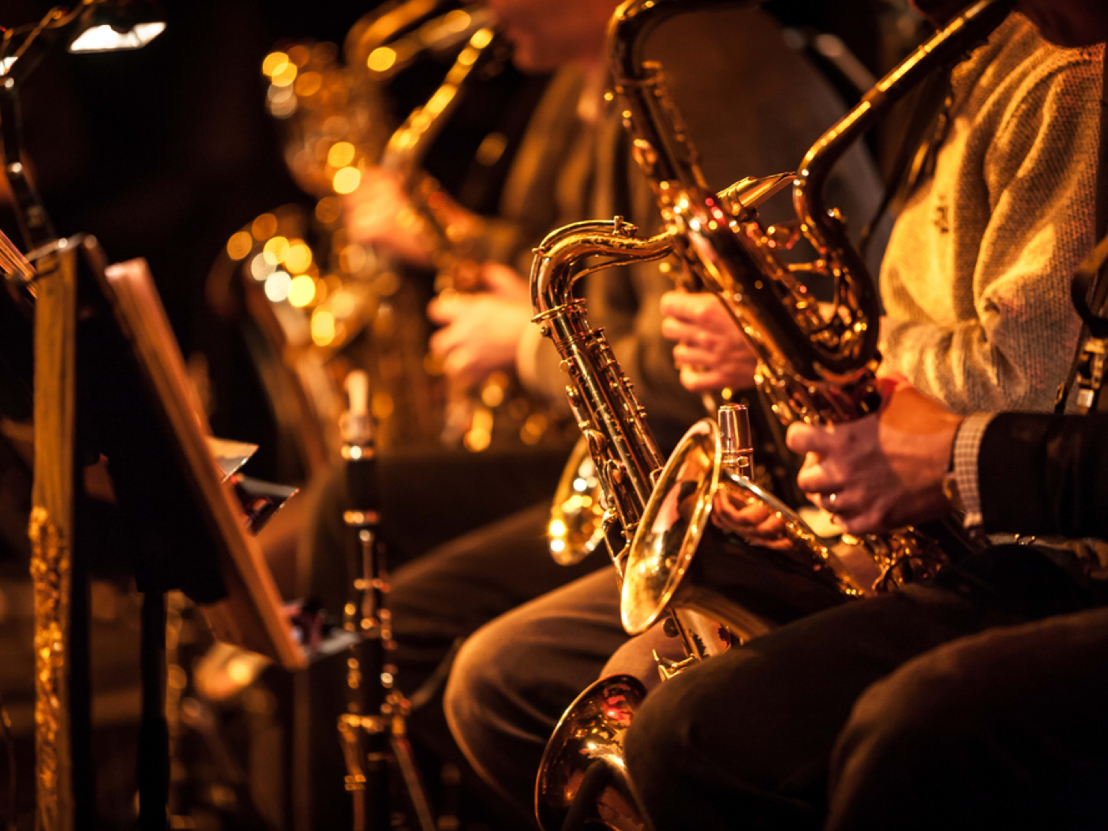 Detalle de los saxofones en una gran banda de jazz en un local de música en directo.