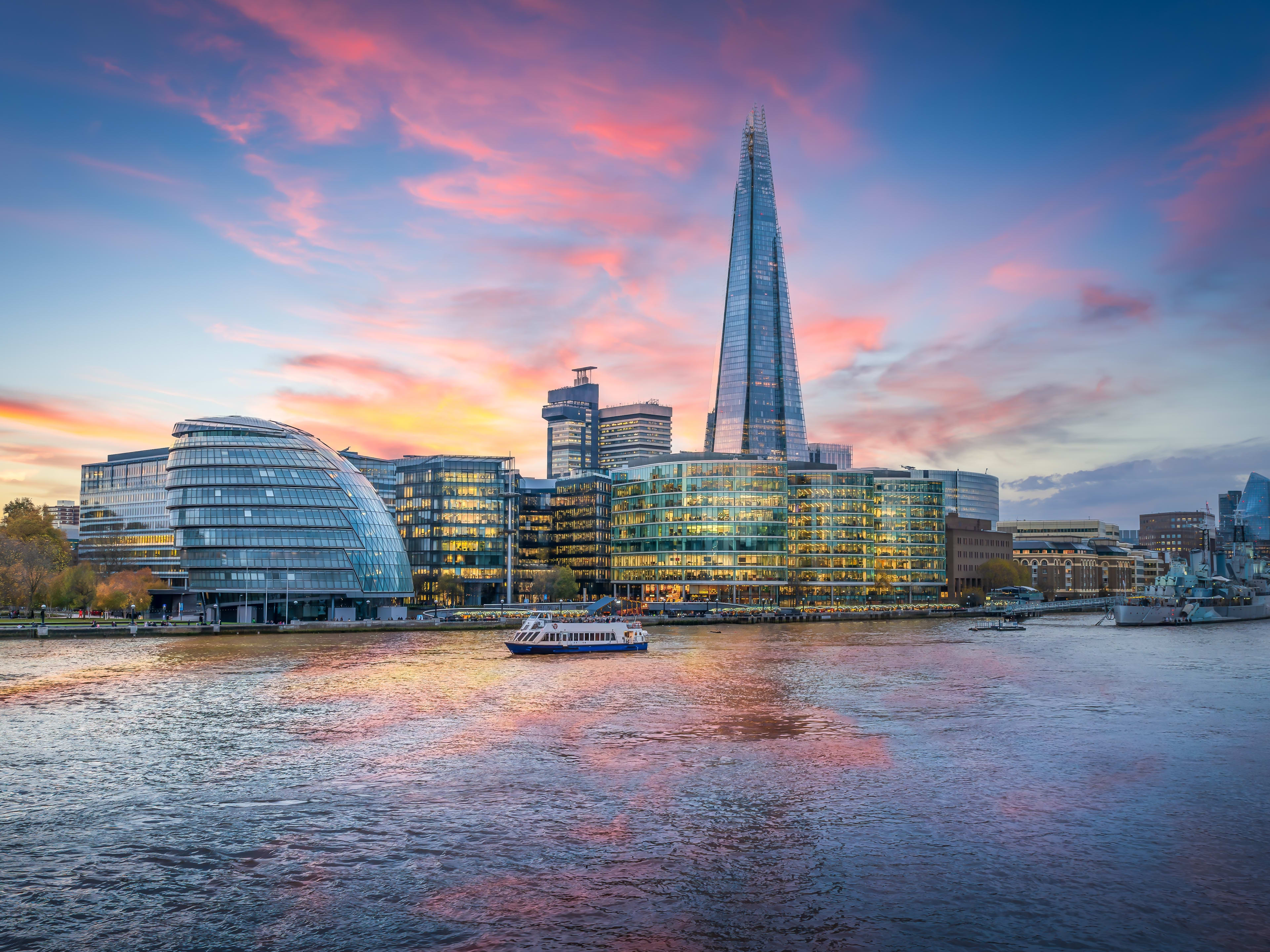 Panorama de l'horizon londonien, le long de la Tamise, lors d'une journée d'été ensoleillée.