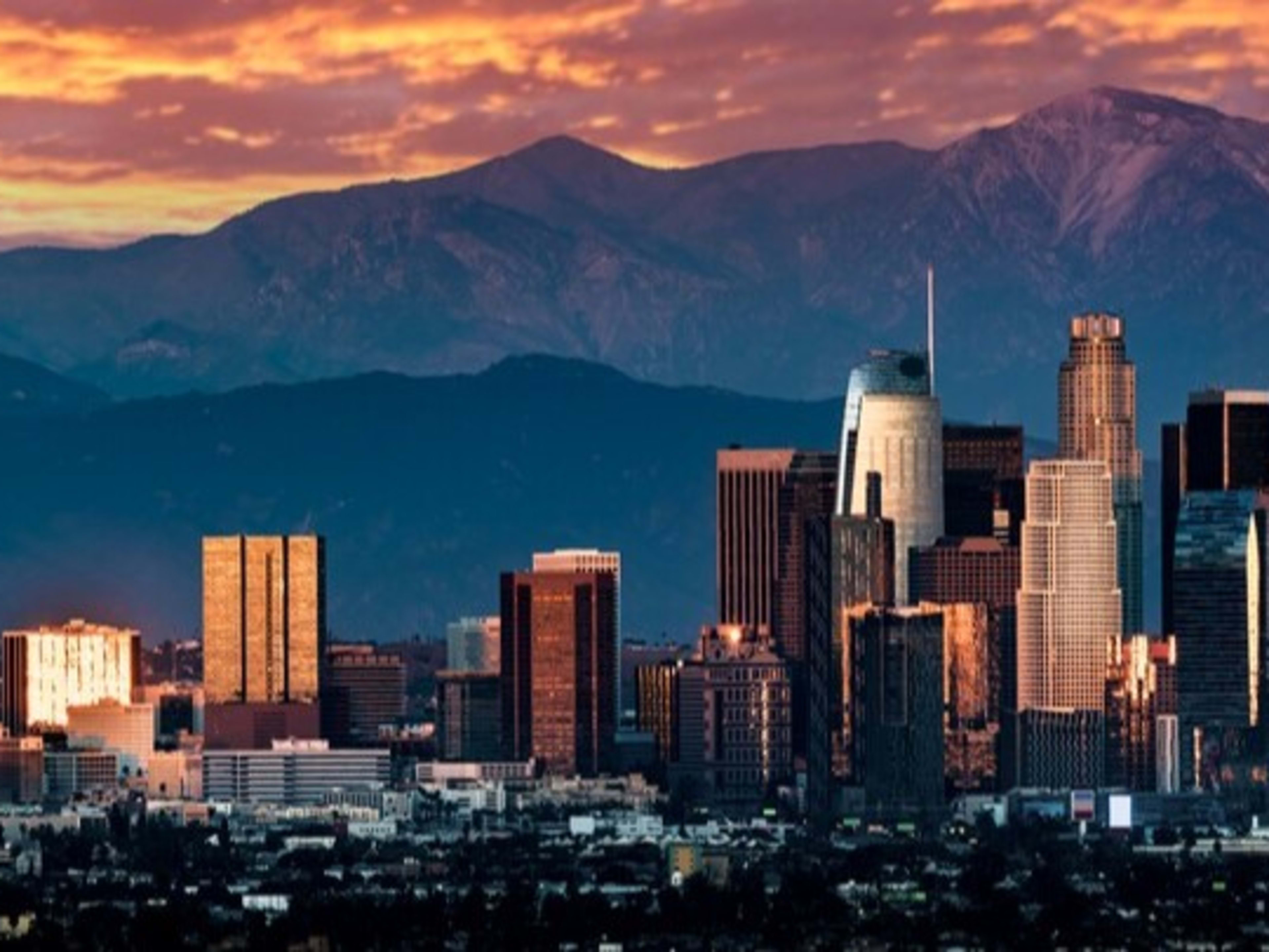Vista del skyline de Los Ángeles al atardecer. Los Ángeles en septiembre.