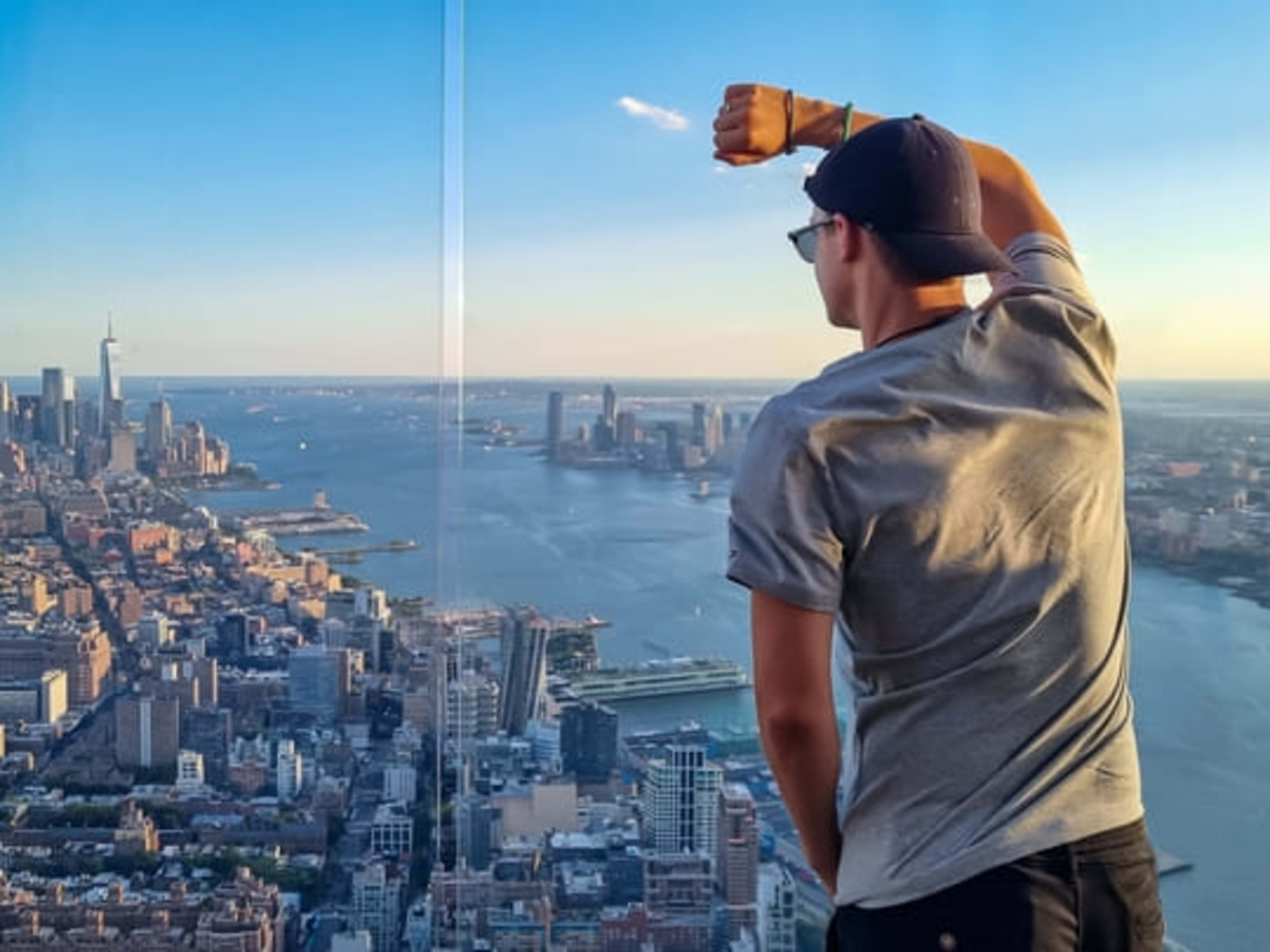 Chico con gorra contempla las vistas desde el mirador Edge en nueva York. Planes cerca de Hudson Yards.
