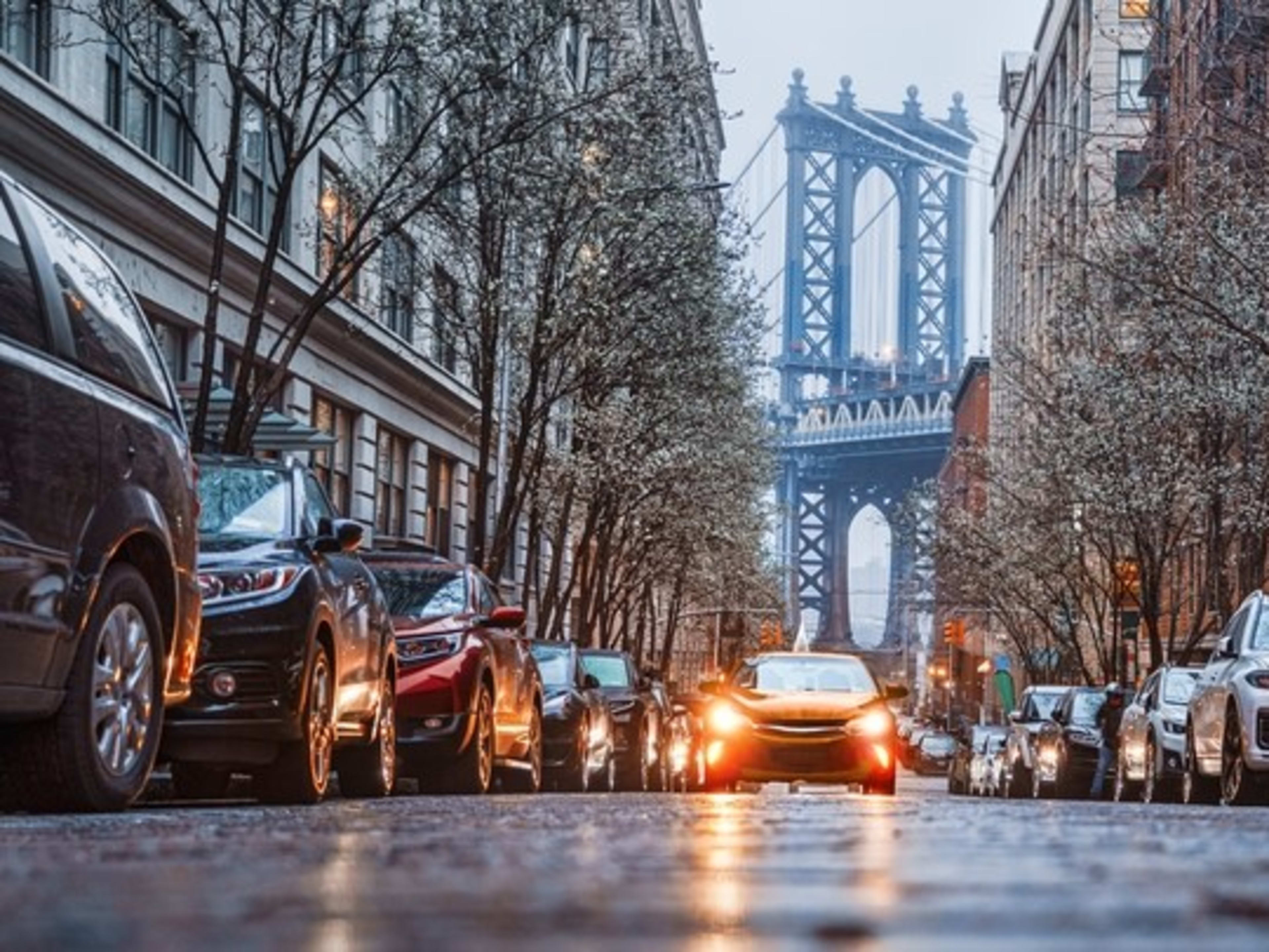 Puente de Manhattan y tráfico de Nueva York bajo la lluvia. Cosas que hacer en Nueva York cuando llueve.