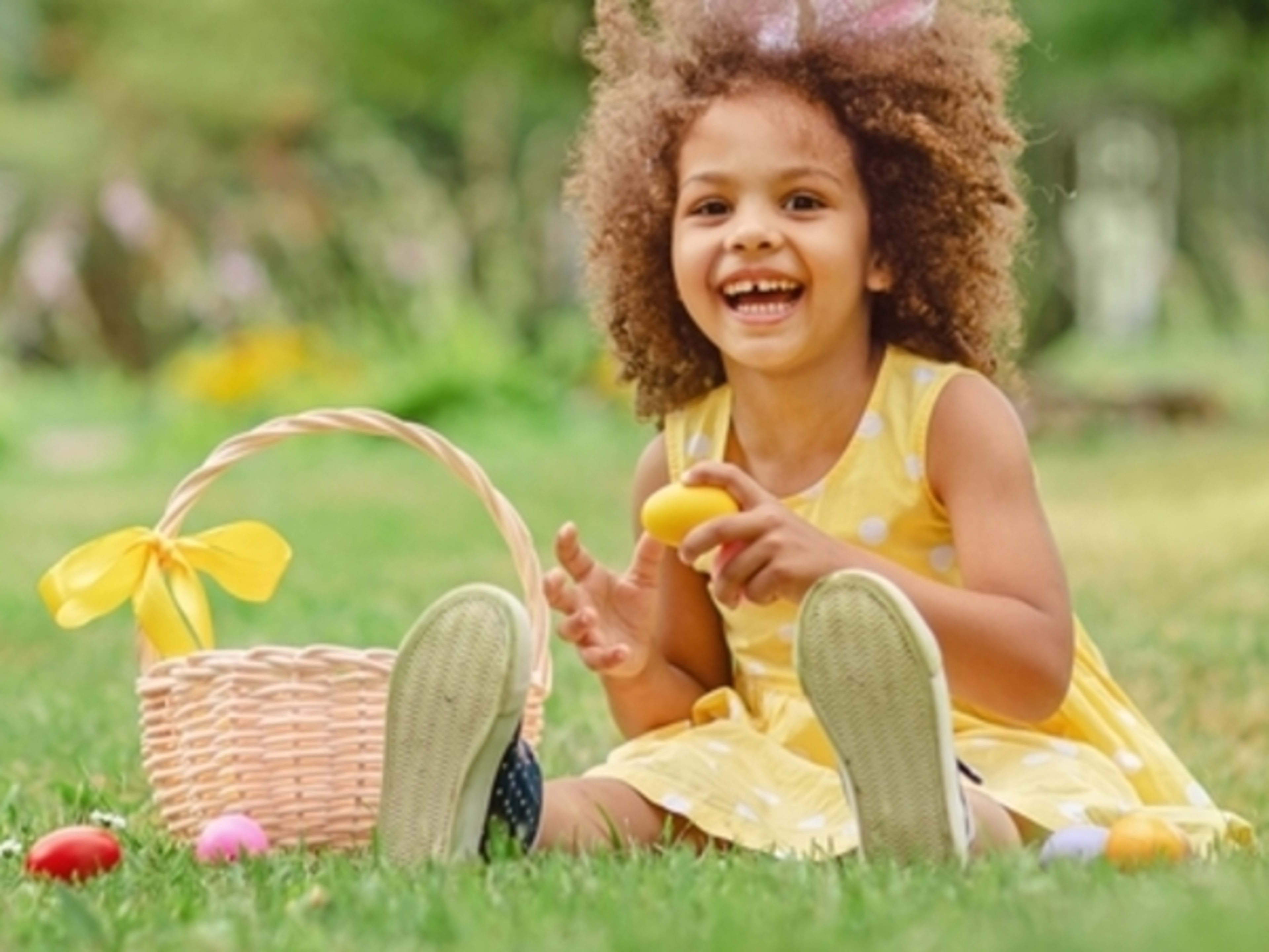 Ein kleines Mädchen bei einer traditionellen Ostereiersuche.