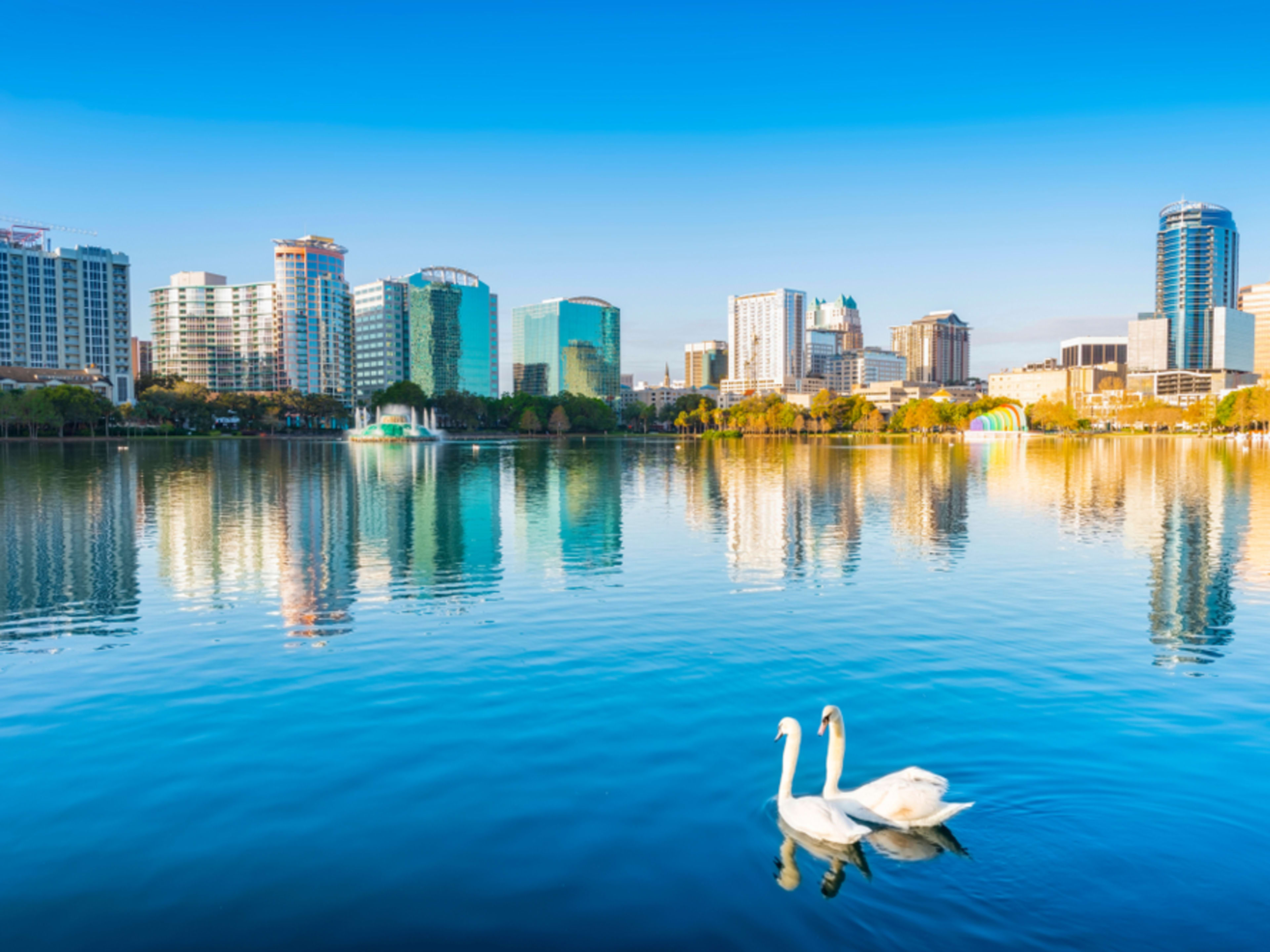 Vista del skyline de Orlando desde el lago Eola. El mejor momento para viajar a Orlando.