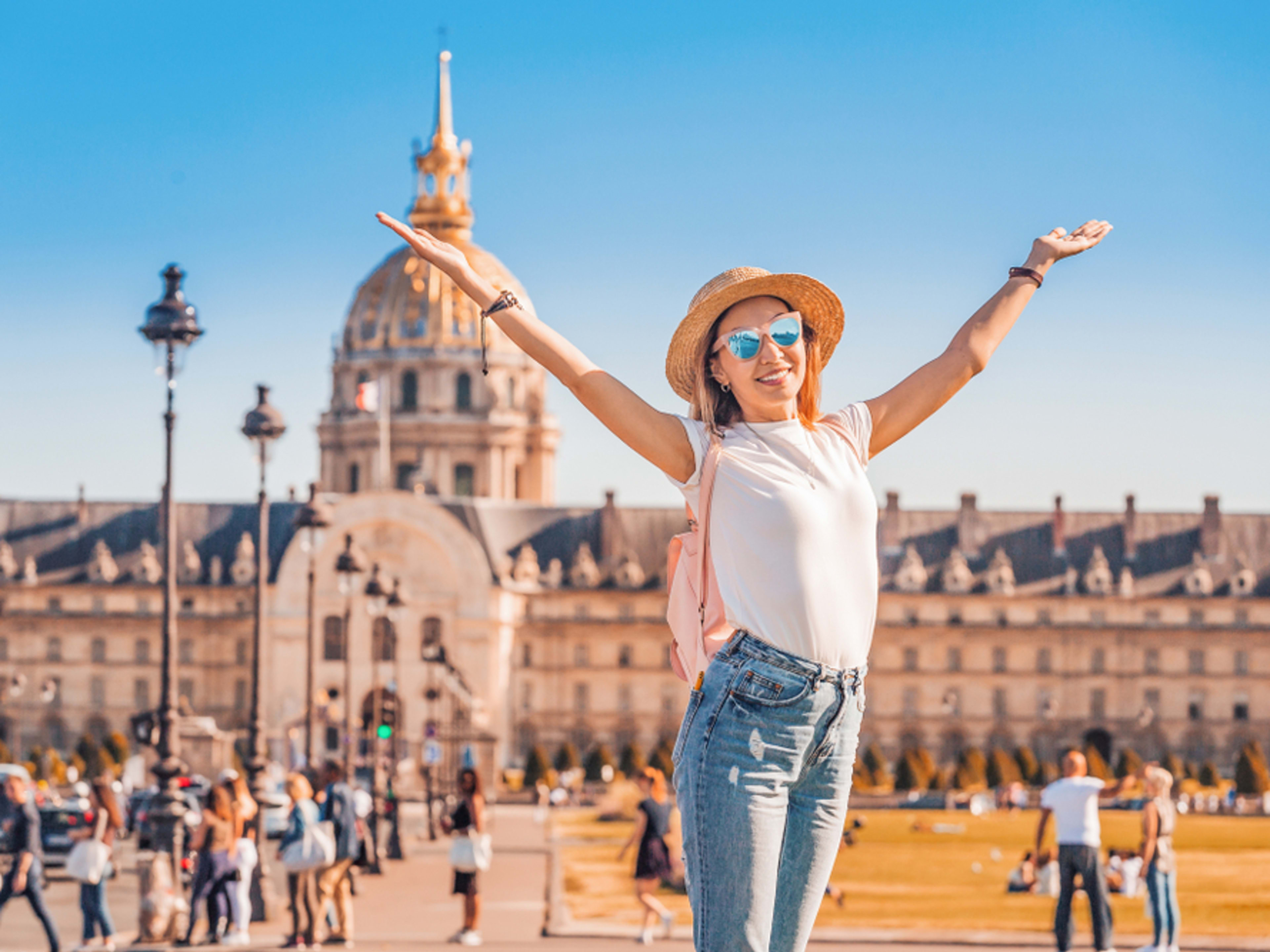 Turista posando frente a Los Inválidos, París. Consejos de seguridad en París.