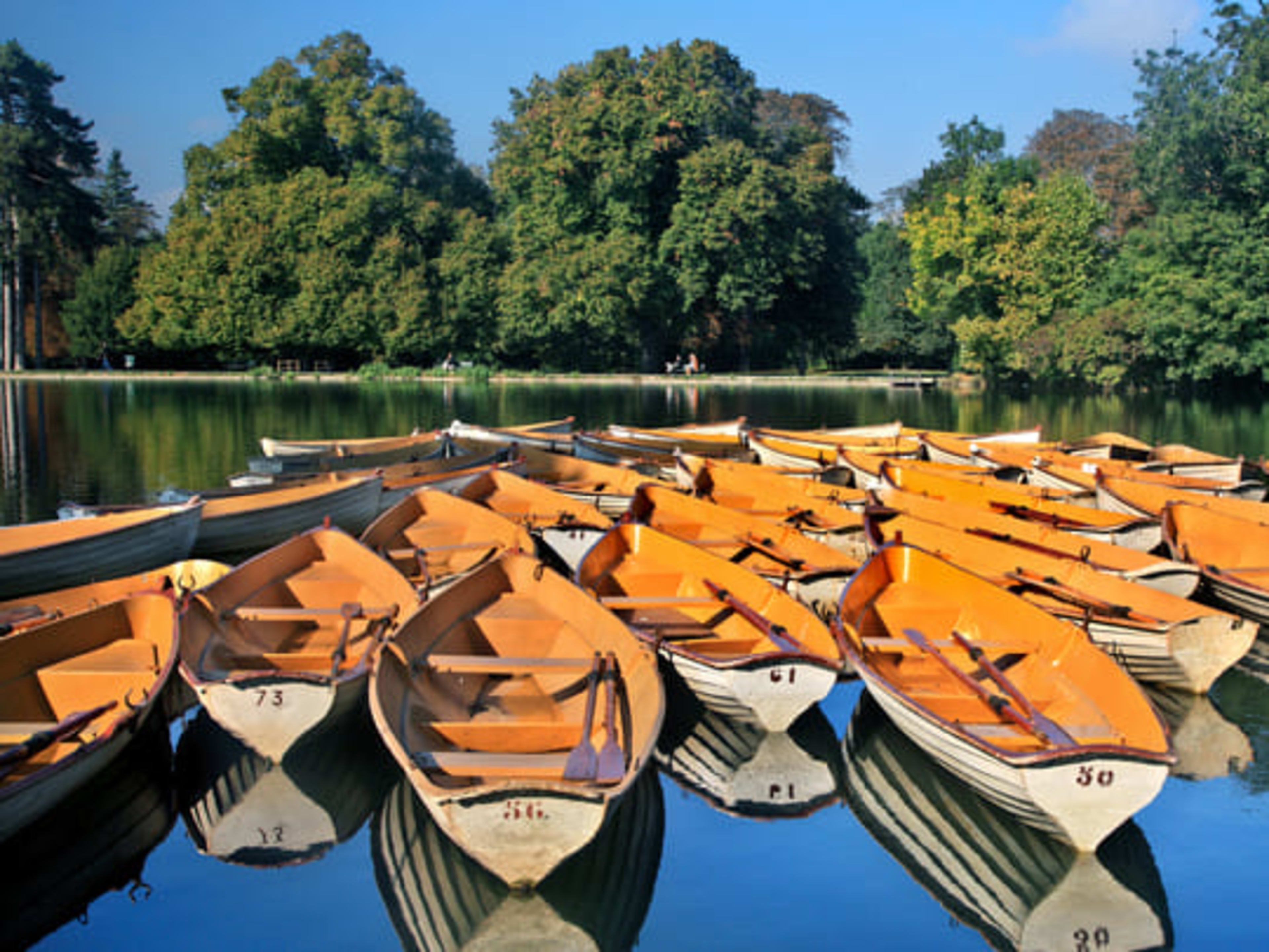Il lago navigabile del parco Bois de Boulogne a Parigi