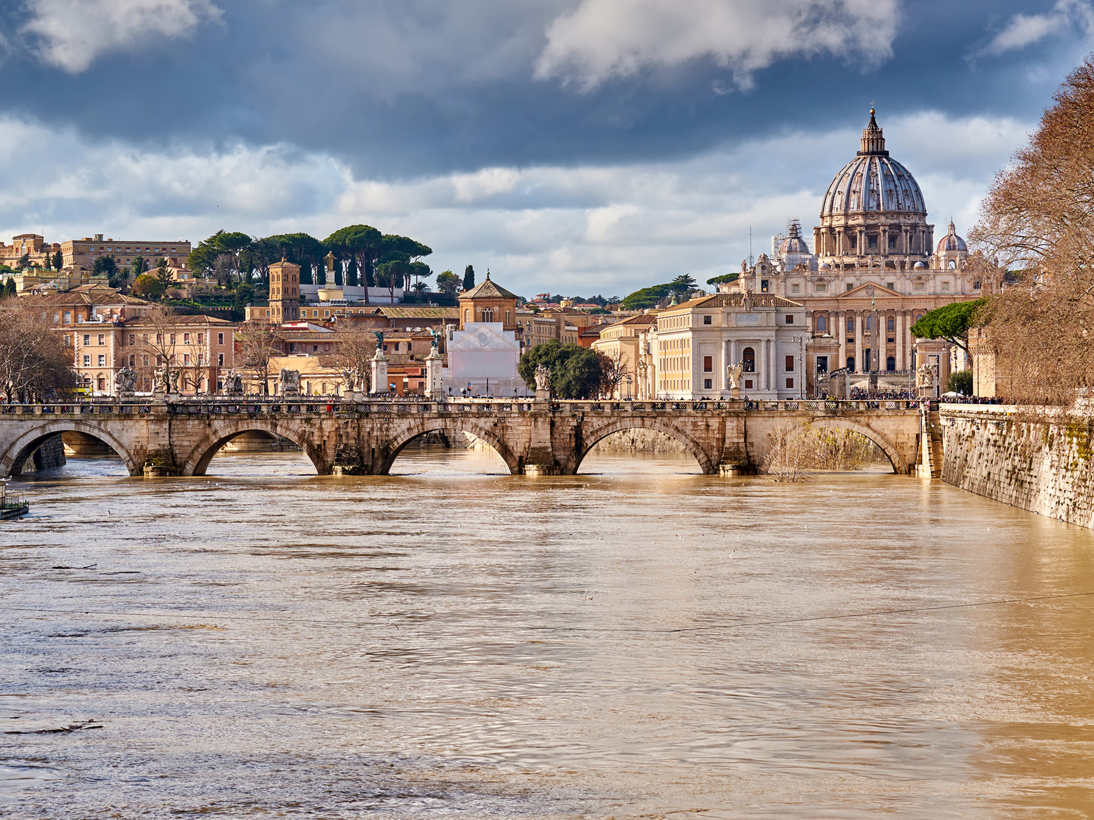 Die Saint-Angelo-Brücke und der Tiber in Rom im Februar