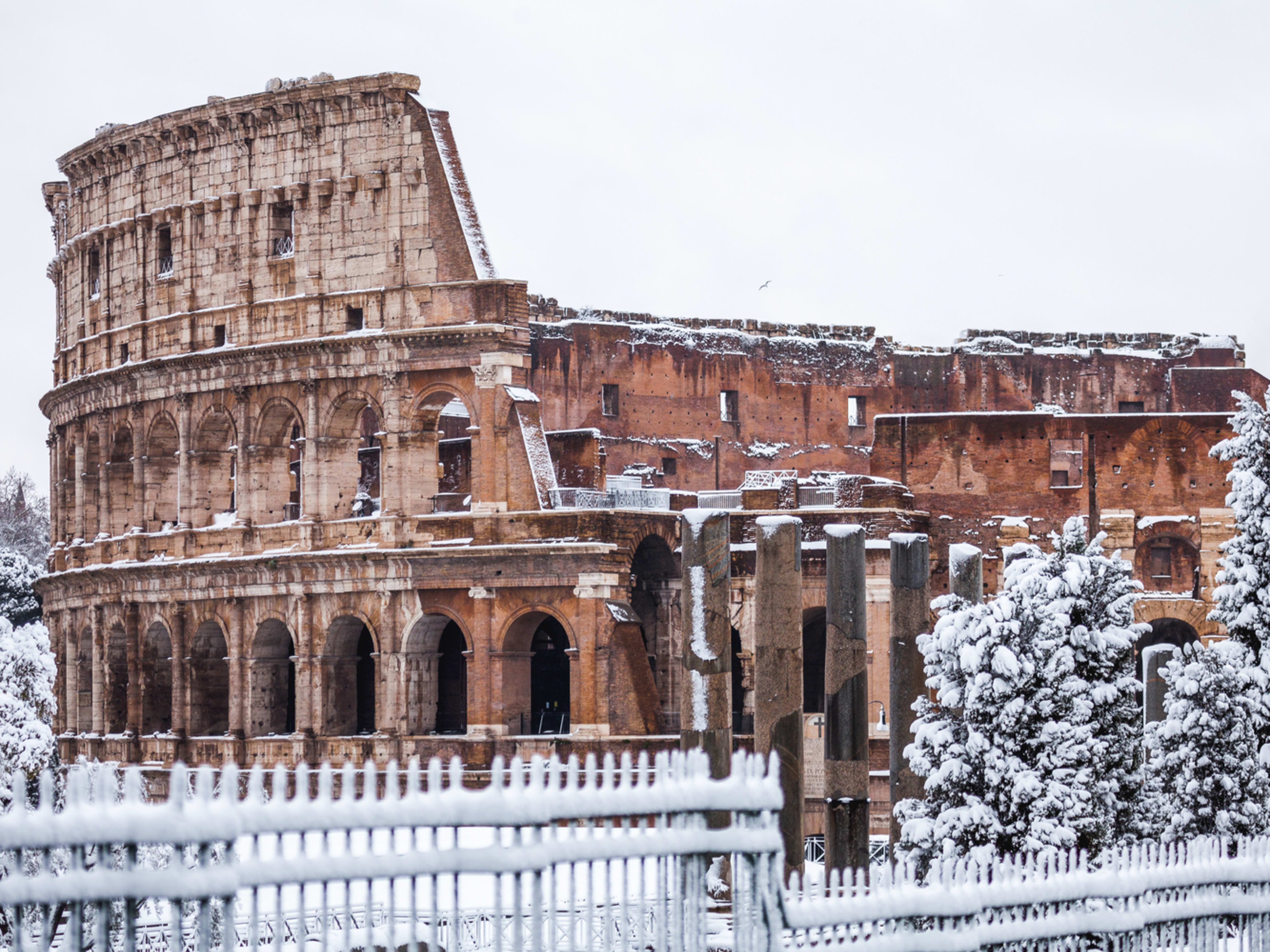 Vista del coliseo de Roma con nieve. Qué hacer en febrero en Roma.