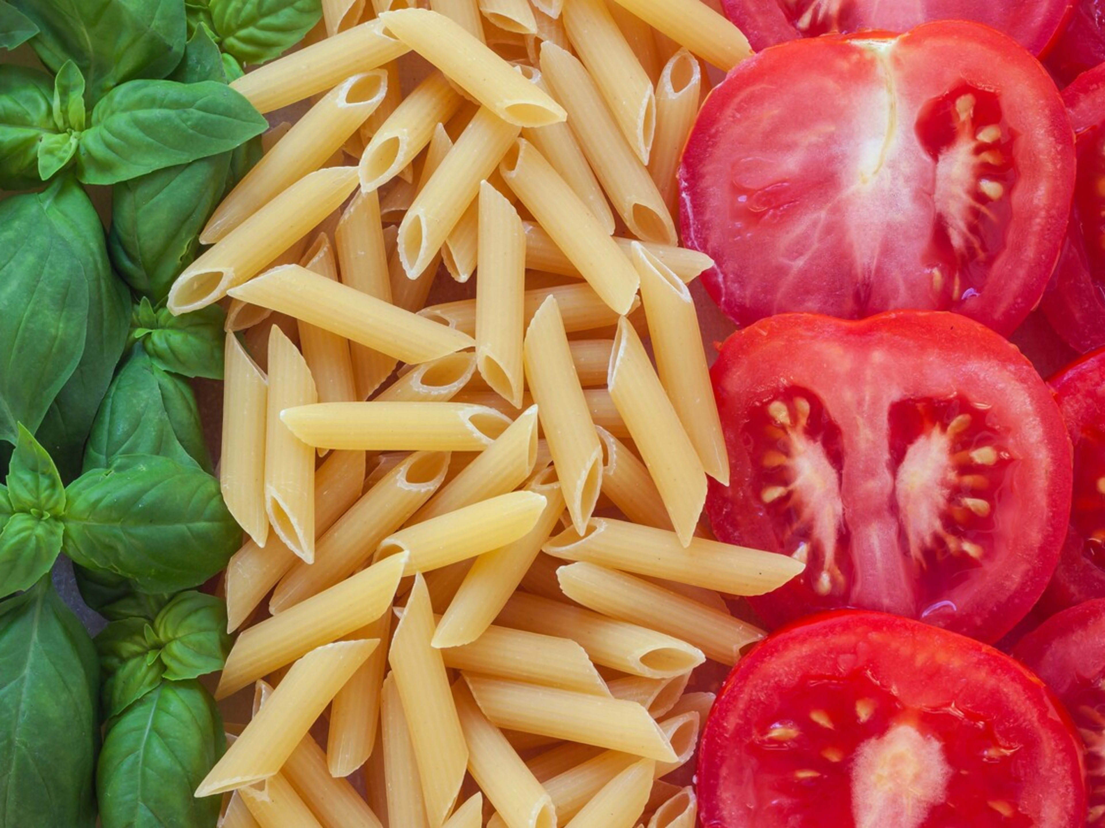 Bandera italiana con albahaca, pasta y tomate. Los mejores recuerdos de Roma.
