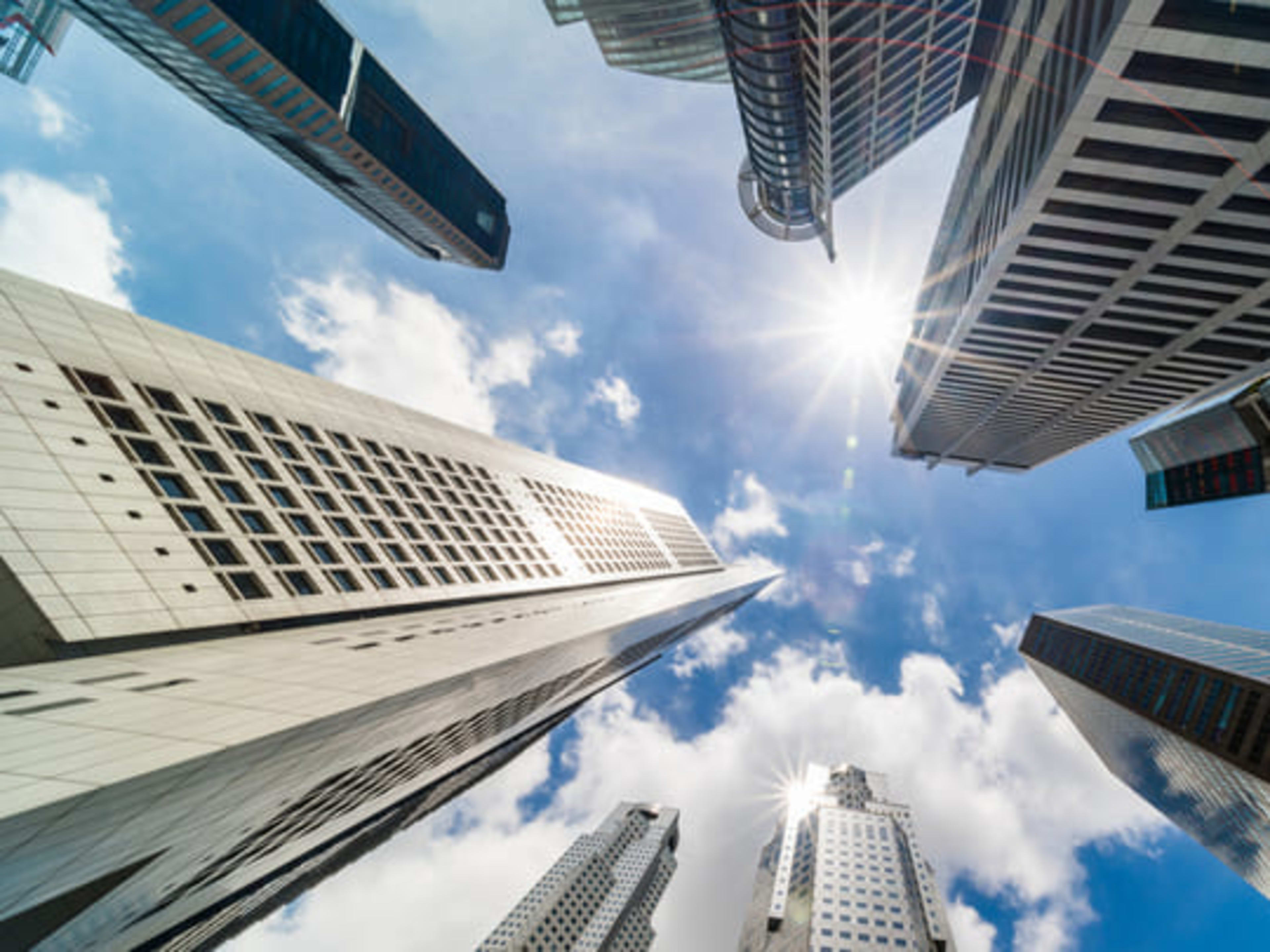 在晴朗的日子裡，仰望新加坡中心商業區（CBD）摩天大樓的景象。