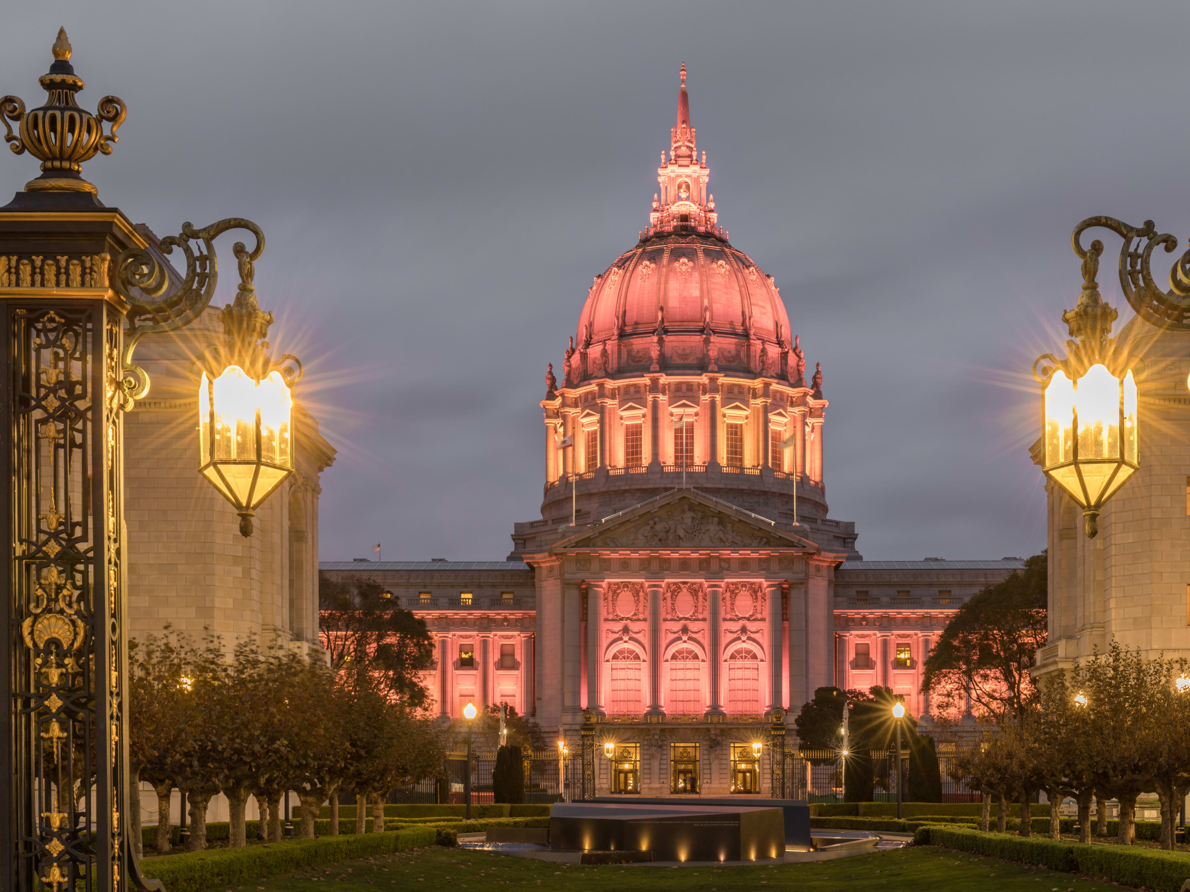 san-francisco-city-hall-illuminated