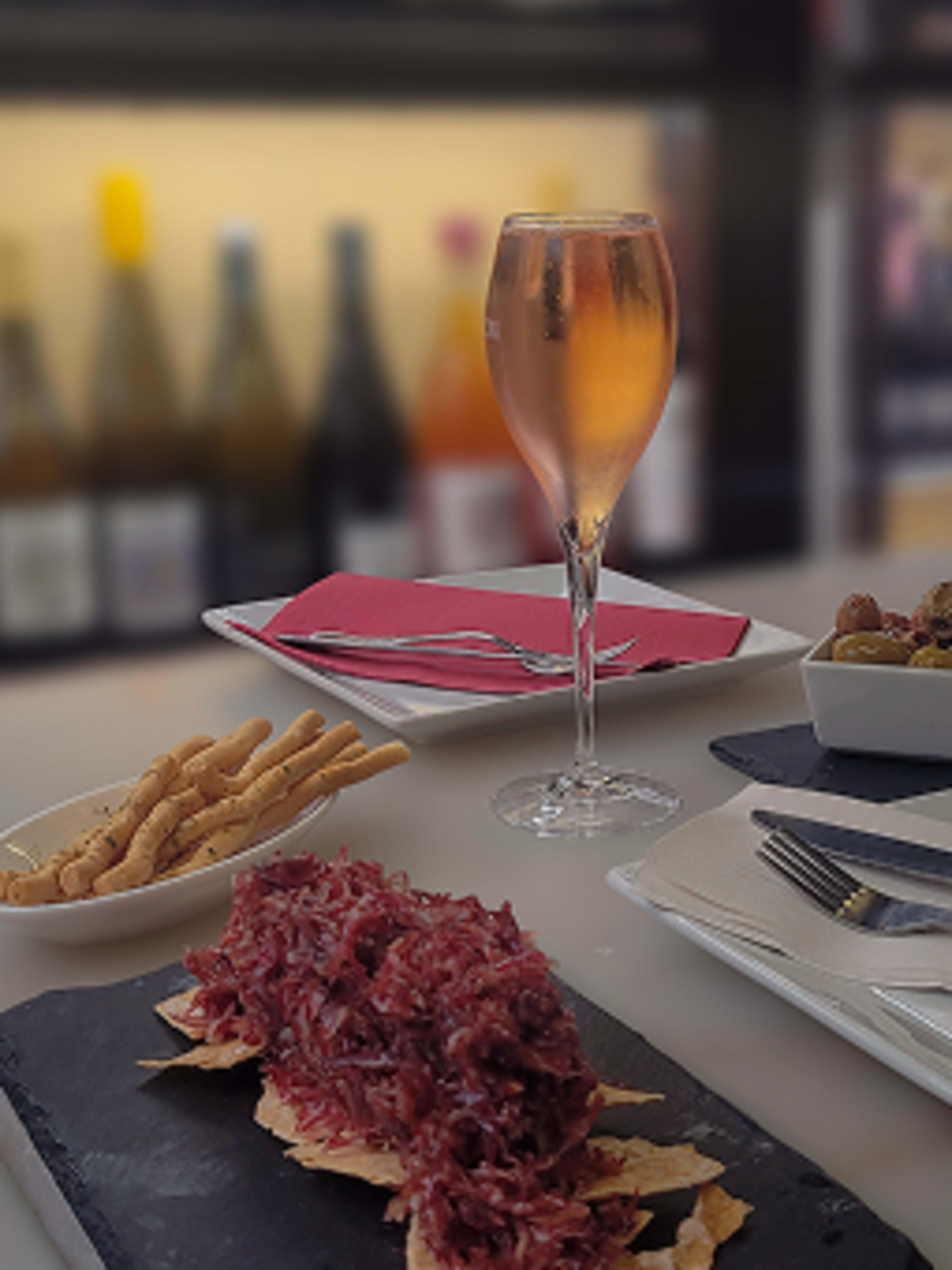 Wine and Iberian ham tasting at Xarcuteria La Pineda