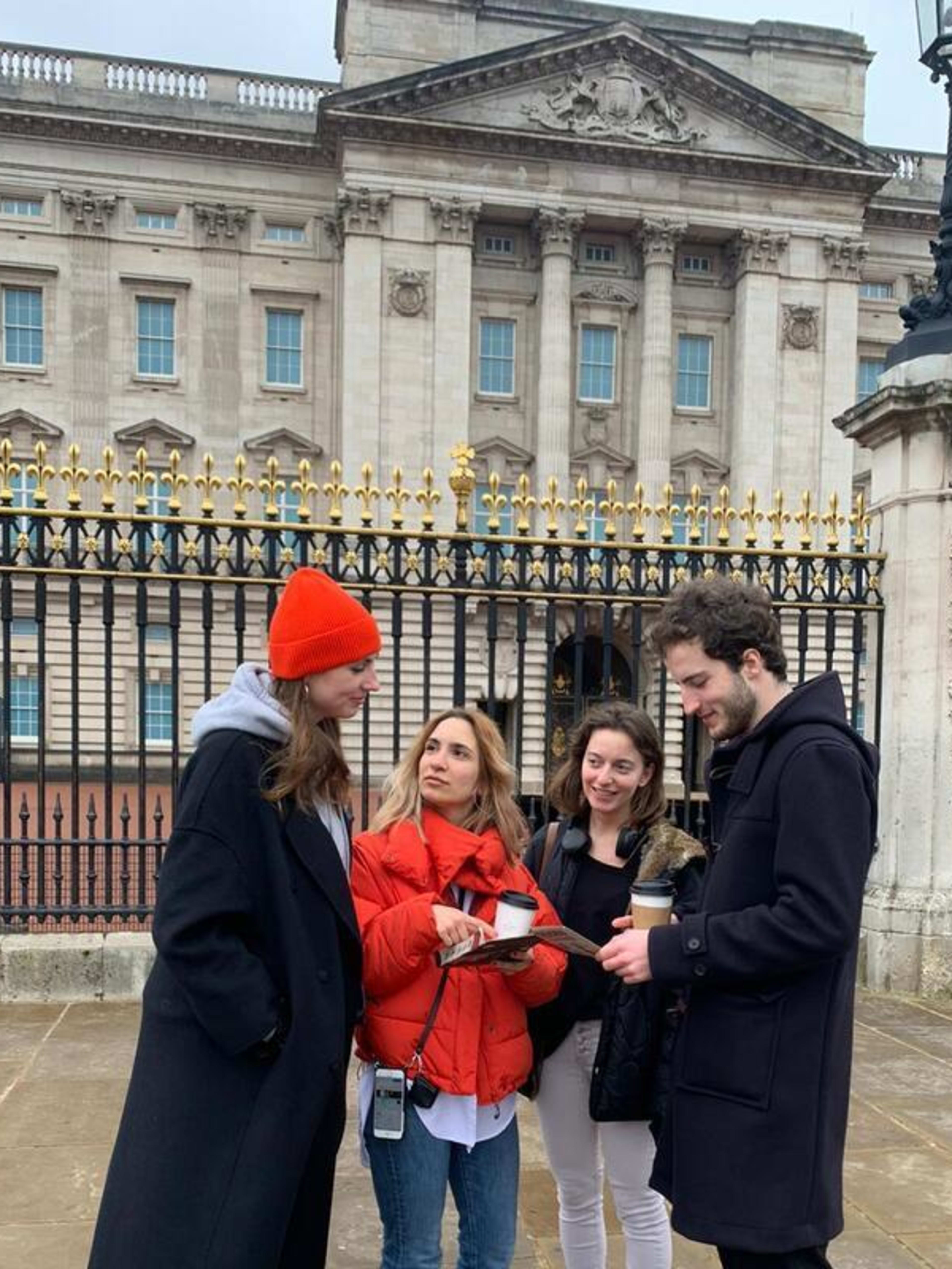 A group of friends in front of Buckingham Palace.
