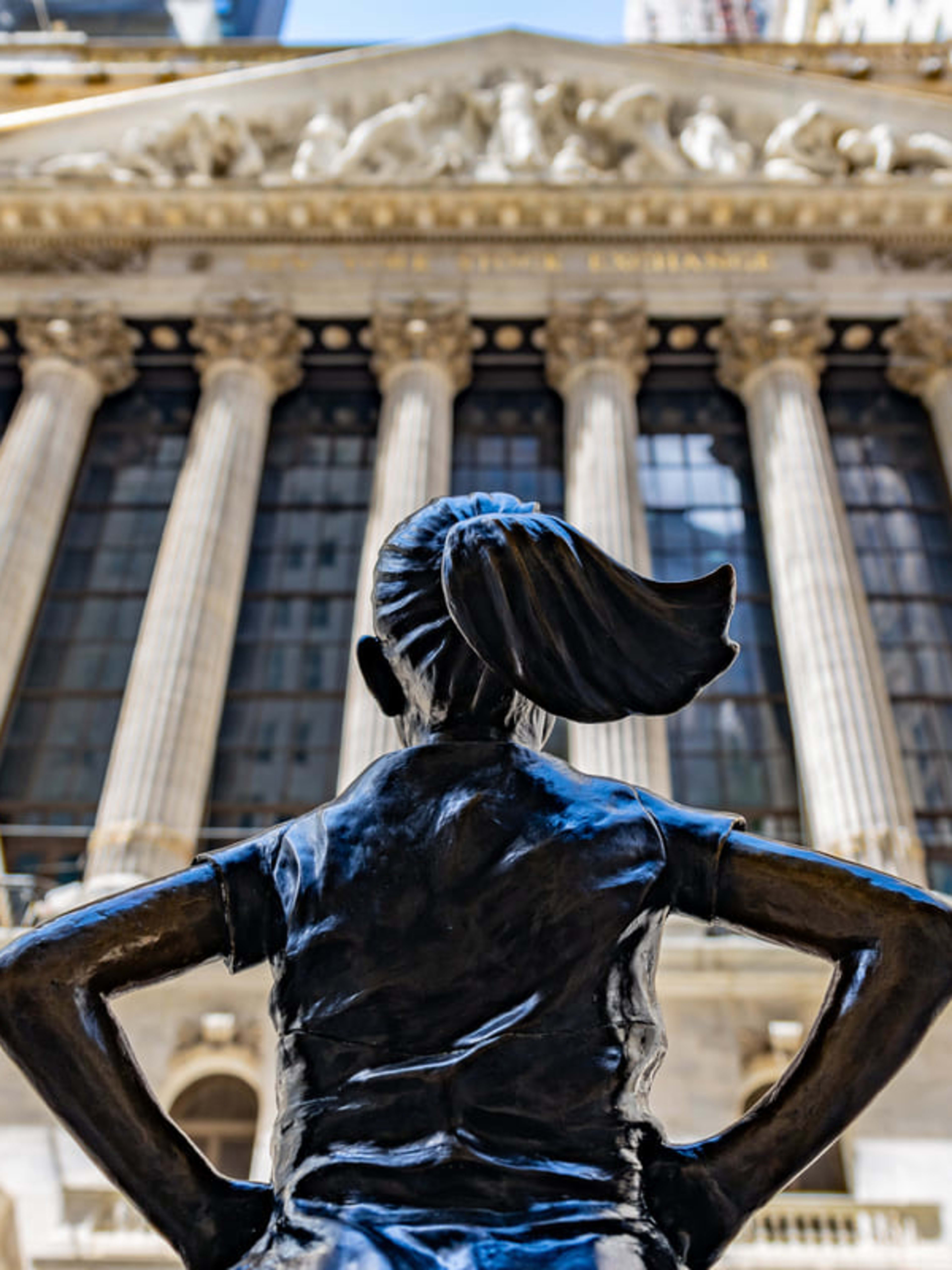 Statue vom Fearless Girl gegenüber der New York Stock Exchange