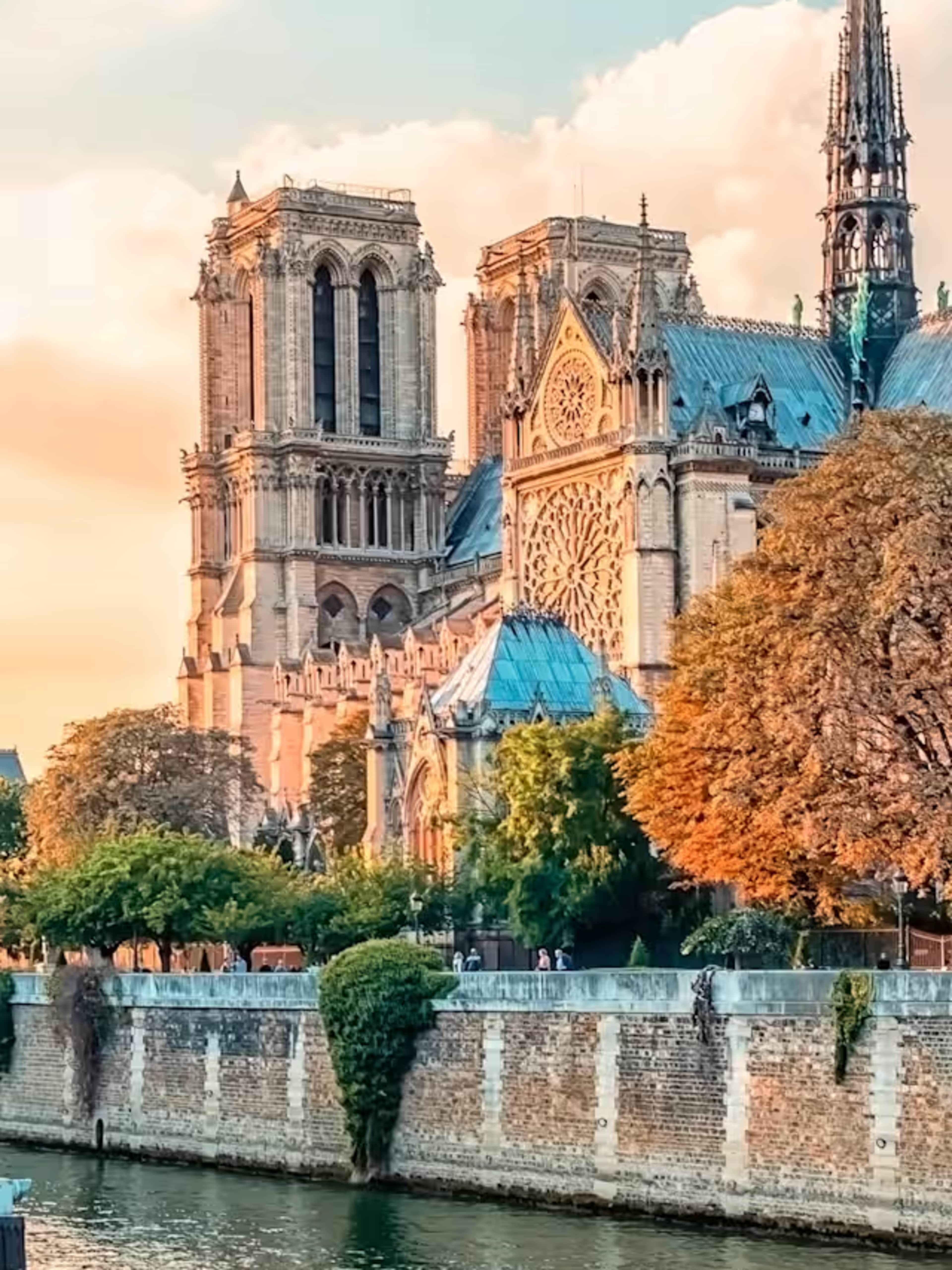 Île de la Cité and Notre-Dame Exterior Walking Tour