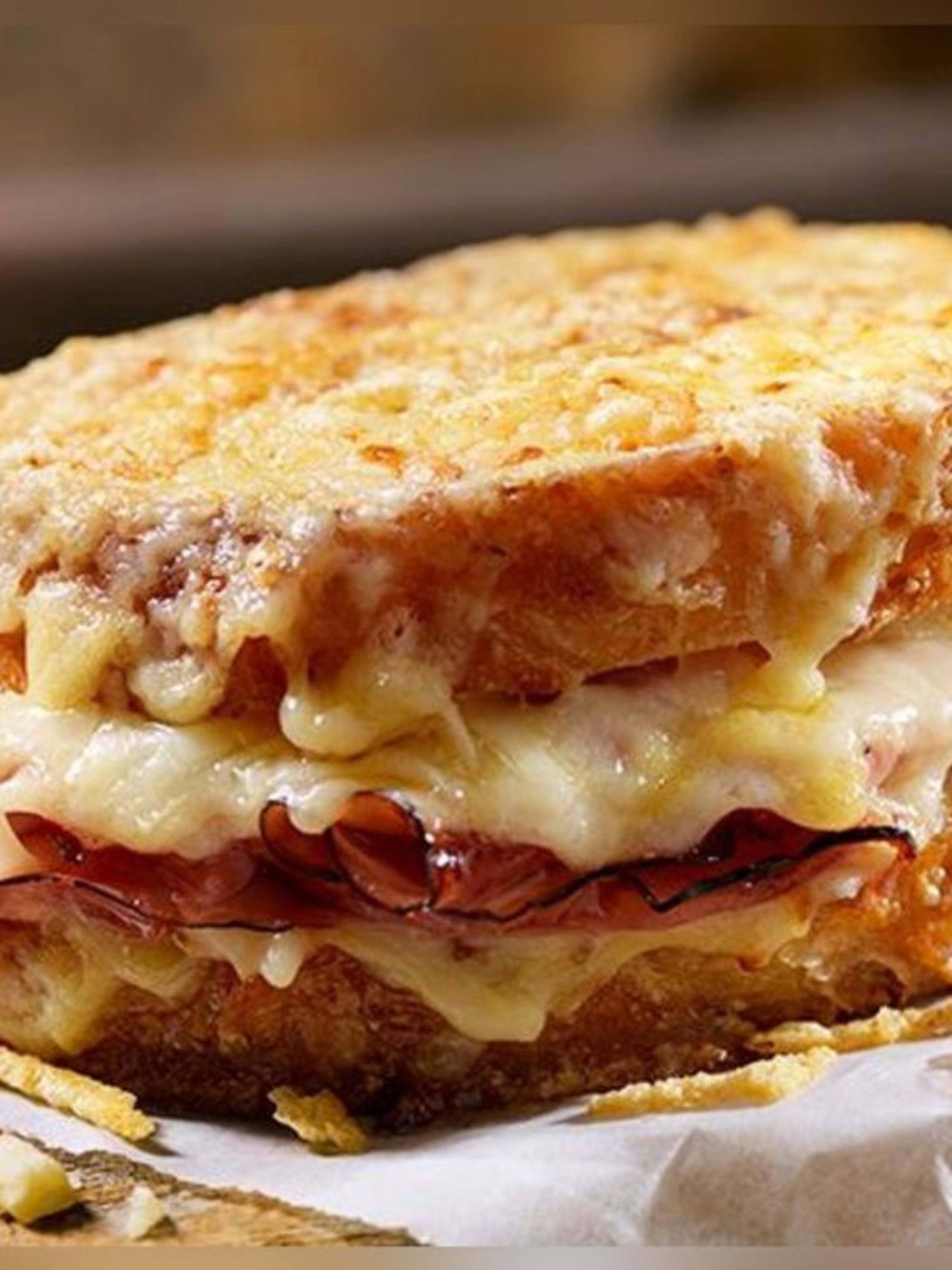 Croque-monsieur e champagne con vista sulla Senna